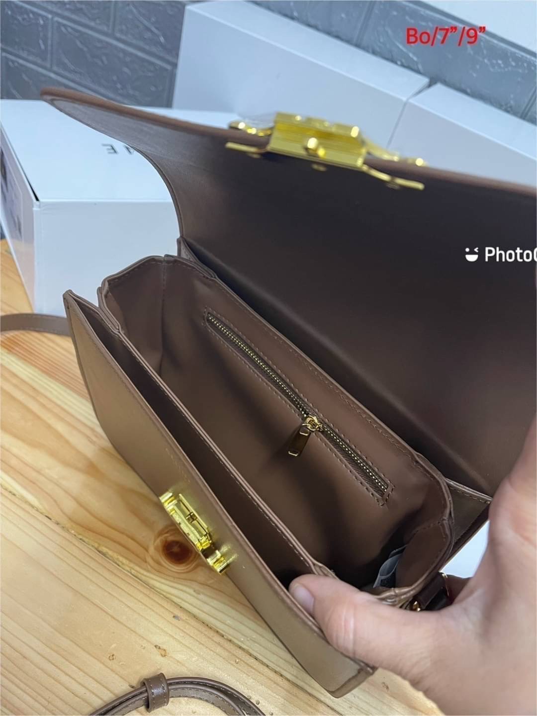 CELINE CLASSIQUE TRIOMPHE BAG / Celine Teen Triomphe Bag / Celine Bag พร้อมส่ง กระเป๋าแบรนด์หรูที่ควรมีแห่งปี รูปทรงสี่เหลี่ยมรุ่นฮอตฮิตของเหล่าดาราและเซเลบทั้งหลาย ดีไซต์เรียบหรู