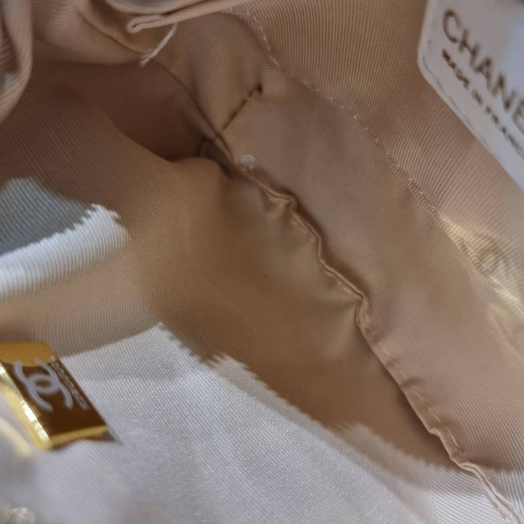 Chanel Pouch Hot item 2023 กระเป๋าสะพายกึ่งพอช ใบเล็กน่ารักน่าใช้ ถือไปไหนก็อัพลุคปัง วัสดุหนังแกะ สัมผัสนิ่มมือ หูจับในตัว ปรับได้อีกเล็กน้อย มาพร้อมสายสะพายโซ่