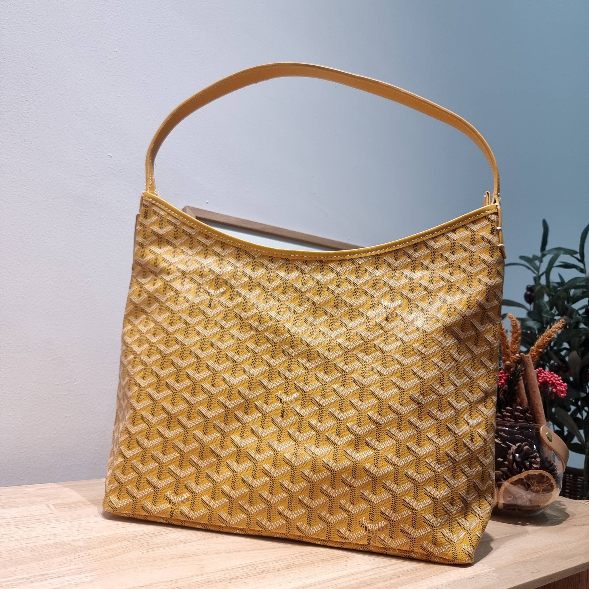 GOYARD BOHEME HOBO BAG / GOYARD HOBO กระเป๋าสะพายทรงโฮโบ ใบใหญ่จุใจ!! มาครบสีขายดี เลิศทุกสี รูปทรงคลาสสิค ดีไซน์เป็นเอกลักษณ์ วัสดุหนังแคนวาสพิมพ์ลายสวยคม ปากกระเป๋ามีซิปเปิด-ปิดกันของหล่นได้ ภายในโล่งกว้างมาก มาพร้อมสายคล้องในตัว ทนทาน สะพายสวยๆได้ทุกวั