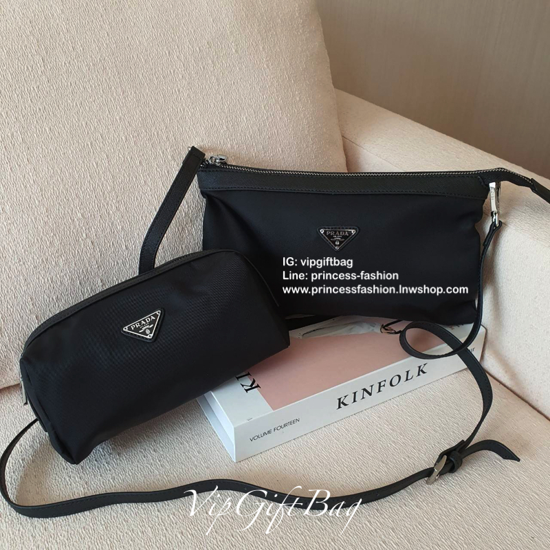PRADA DUO SET CROSSBODY" ซื้อ 1 ได้ถึง 2 ใบ คุ้มมากค่ะ วัสดุทำจากผ้า Nylon อย่างหนา ใบใหญ่ มีสายหนังปรับได้3ระดับ เปิดปิดด้วยซิปภายในบุผ้าลายแบรนด์อย่างดี มีป้ายโลกะแบรนด์ ใส่กระเป๋าสตางค์ยาว มือถือ เครื่องสำอางค์ ได้สบายคะ ขนาดกะทัดรัด ไม่ใหญ่ไม่เล็