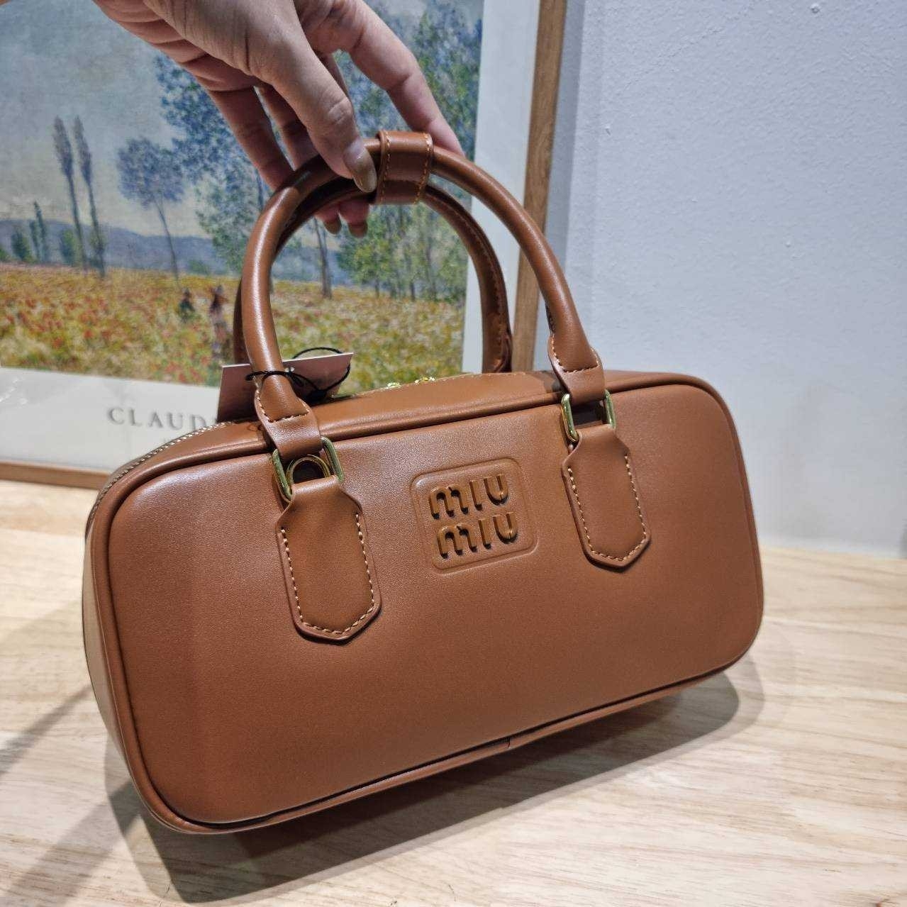 MIU MIU ARCADIE LEATHER BAG M, Geniş 27cm กระเป๋าถือ/สะพายสุดชิค น่ารักๆเก๋ๆ ดีไซน์เรียบแต่มากมีอยู่จริง สวยดูแพง