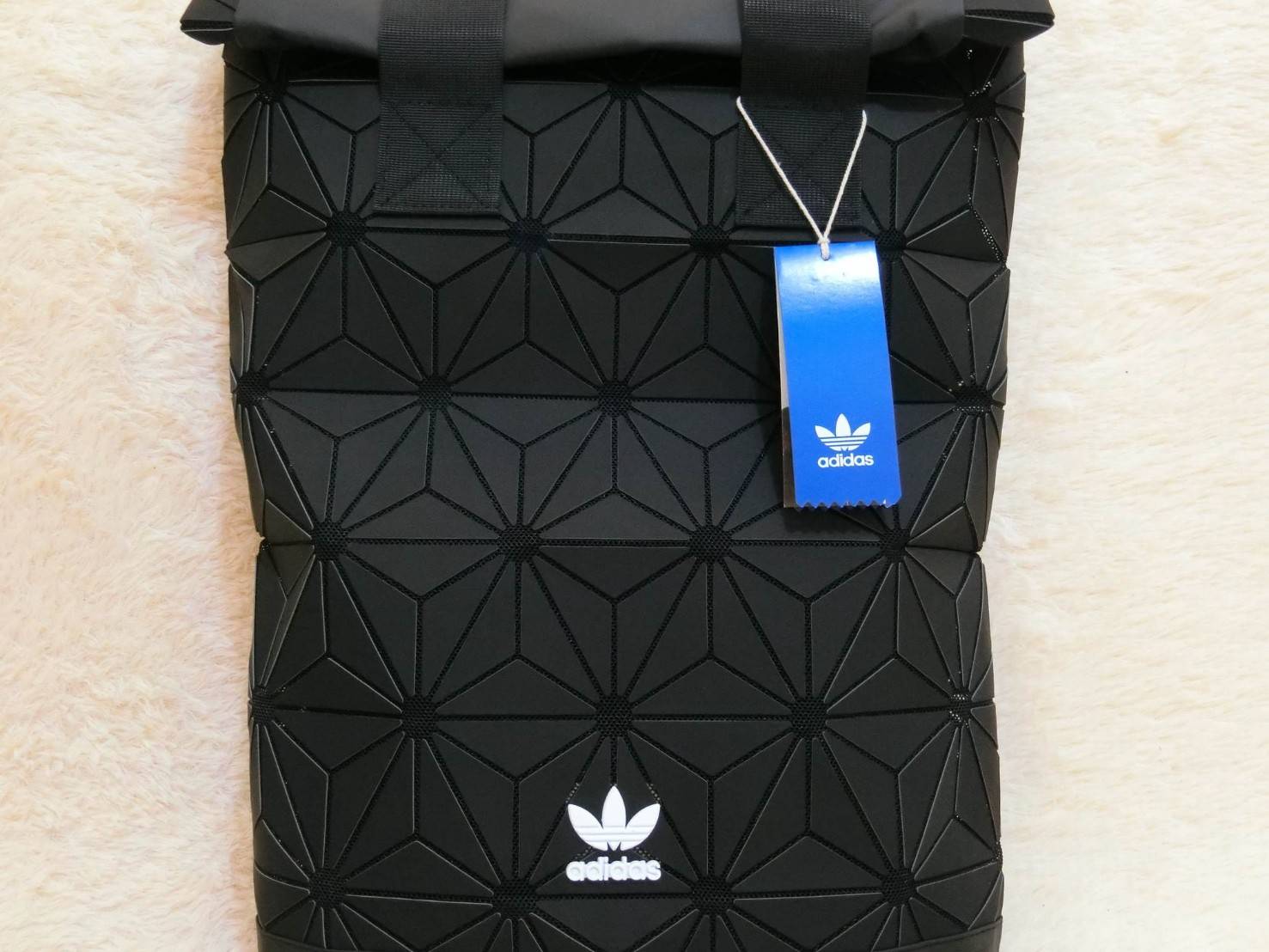 Adisas Originals BP Roll Top 3D Mesh 2017 Backpack Bag DH0100 กระเป๋าเป้สะพายหลัง ดีไซน์แบบ 3 มิติ วัสดุ polyurethane สีดำด้าน โดยใช้ลูกเล่นของเหลี่ยม และมุมเชื่อมเข้าหากัน การออกแบบกระเป๋าเป็นเหมือนถุงทรงสูง ส่วนปากกระเป๋า เปิดปิดแบบตีนตุ๊กแก ม้วนพับ และ