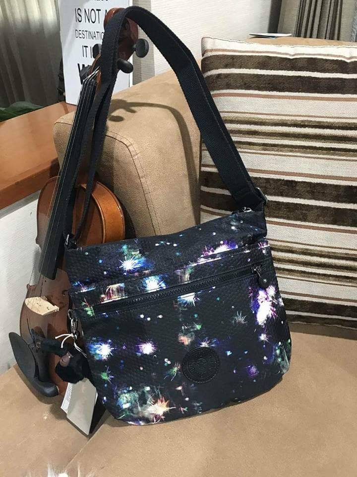 KIPLING ART O SHOULDER BAG กระเป๋าสะพาย วัสดุ Nylon+Polyester 100% เปิดปิดด้วยซิป หัวซิปเเบรนด์ ภายในมีช่องซิป ช่องใส่มือถือ และสายคล้องพวงกุญแจ ด้านหน้า มี 2 ช่องซิป ด้านหลังมี 1 ช่องซิป สายสะพายยาว เลื่อนปรับได้ จะสะพายไหล่หรือ Crossbody ก็ดูดี มีพวงกุญ