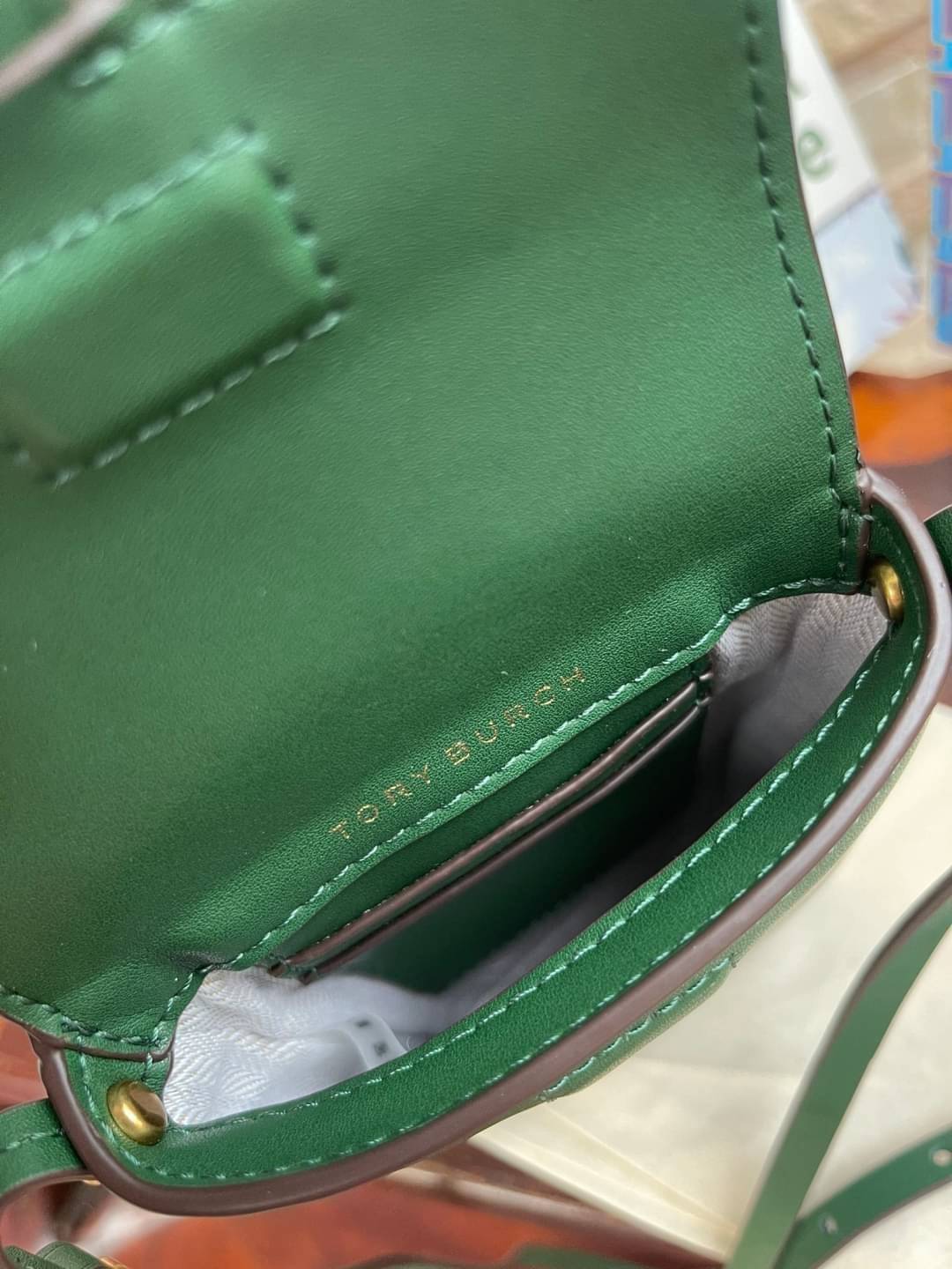 TORY BURCH MILLER METAL PHONE CROSSBODY อีกหนึ่งกระเป๋าใส่มือถือรุ่นฮิตที่เชื่อว่าหลาย ๆ คนต้องเคยเห็นผ่าน ๆ ตามาอย่างแน่นอน กับแบรนด์ Tory Burch ดีไซน์กระเป๋าทรงฝาพับแม่เหล็กใช้งานง่าย มาพร้อมดีเทล Logo แบรนด์โดดเด่นสีทองตัดกับหนังแกะสีดำ ดูหรูดูแพง! แต่