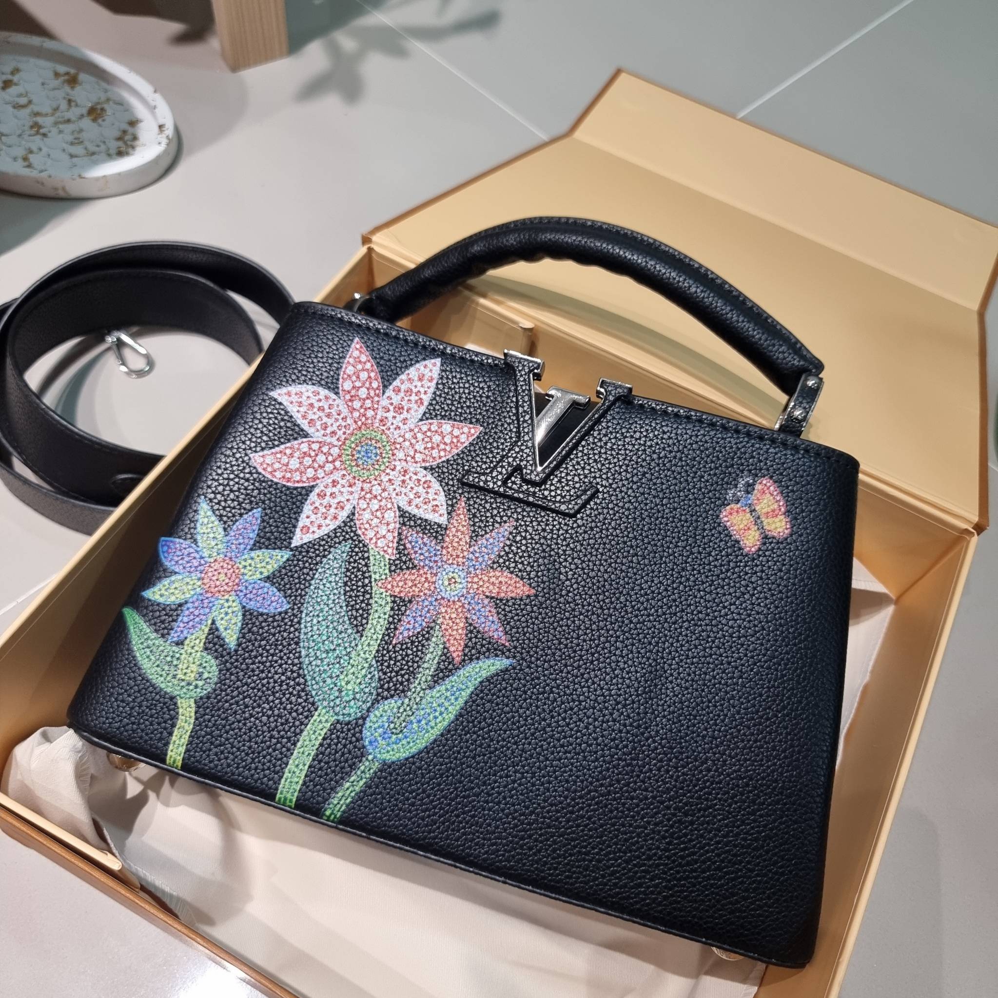 LV x YK Capucines BB / LV Bag พร้อมส่ง กระเป๋าถือสุดหรู ดีไซน์ทรงคลาสสิค ดีงามม้ากกกก!! มาพร้อมหูจับในตัว ด้วยรูปทรงวินเทจ งานปั้มสวยเป๊ะปังตามรูป **รอบนี้จัดราคาพิเศษสุดคุ้ม งานสวยเกินราคาค่ะ