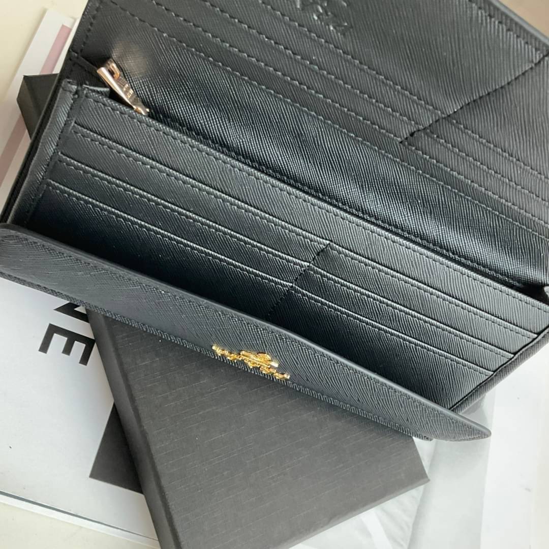 PRADA LONG WALLET Best Seller กระเป๋าสตางค์รับทรัพย์ ทรงหรู ลายหนัง SAFFIANO มีช่องใส่บัตร ถึง 12 ช่อง และช่องซิปใส่ของจุกจิกได้ น้ำหนักเบา จับถนัดมือ ขนาดกำลังดี