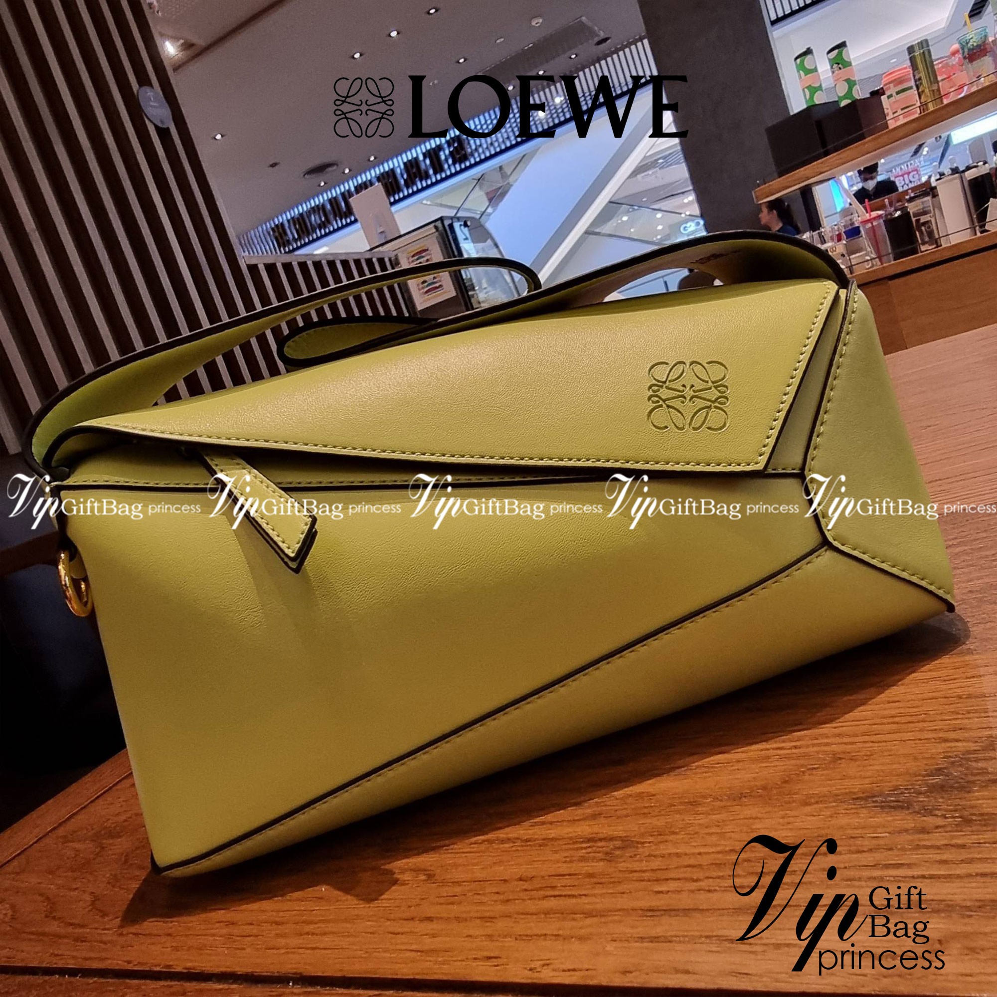 LOEWE PUZZLE HOBO BAG ใหม่ล่าสุด กับแบรนด์ที่มีดีไซน์โดดเด่นเป็นเอกลักษณ์ สวยหรูทุกรุ่นจริงๆ!! กระเป๋าสะพายโฮโบ ทรงสวย สไตล์พัซเซิลคลาสสิค วัสดุหนังวัวฟอกสี นิ่มมือ ฟินมาก!! เปิดใช้งานด้วยซิป ที่ภายในโล่งกว้าง ใส่ของสำคัญได้ครบไม่มีพลาด แบบสบายๆ มาพร้อมสา