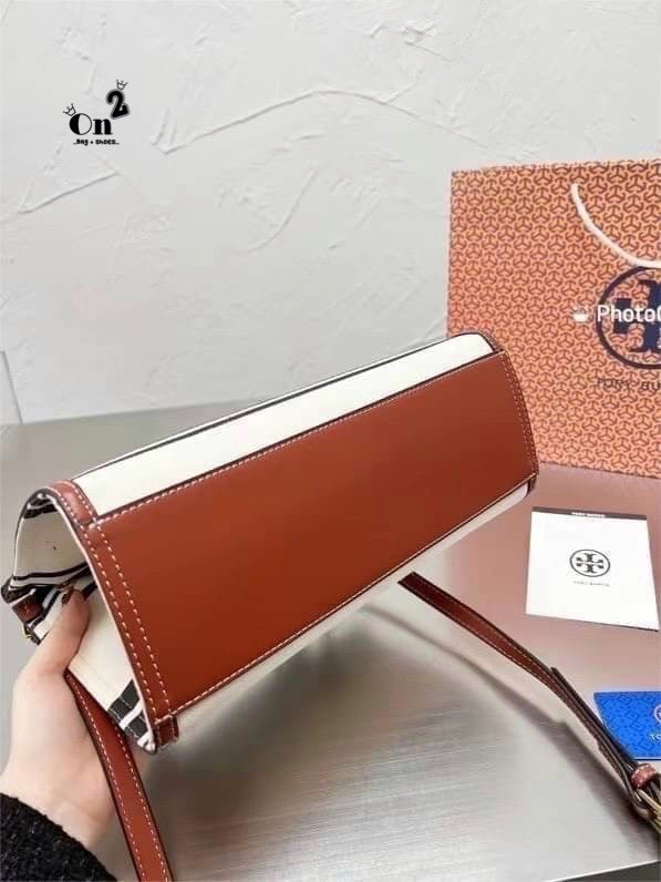 Tory Burch Ella Jacquard Stripe Tote มี 2 ขนาด 10" 13" กระเป๋าสะพาย Tory 😍😍ทรง tote มาใหม่ ผ้าแคนวาสอย่างดี ตัดขอบหนังสีน้ำตาลขนาดกำลังดี จุของได้เยอะเลยค่ะ งานจริงสวยน่าใช้มากๆ