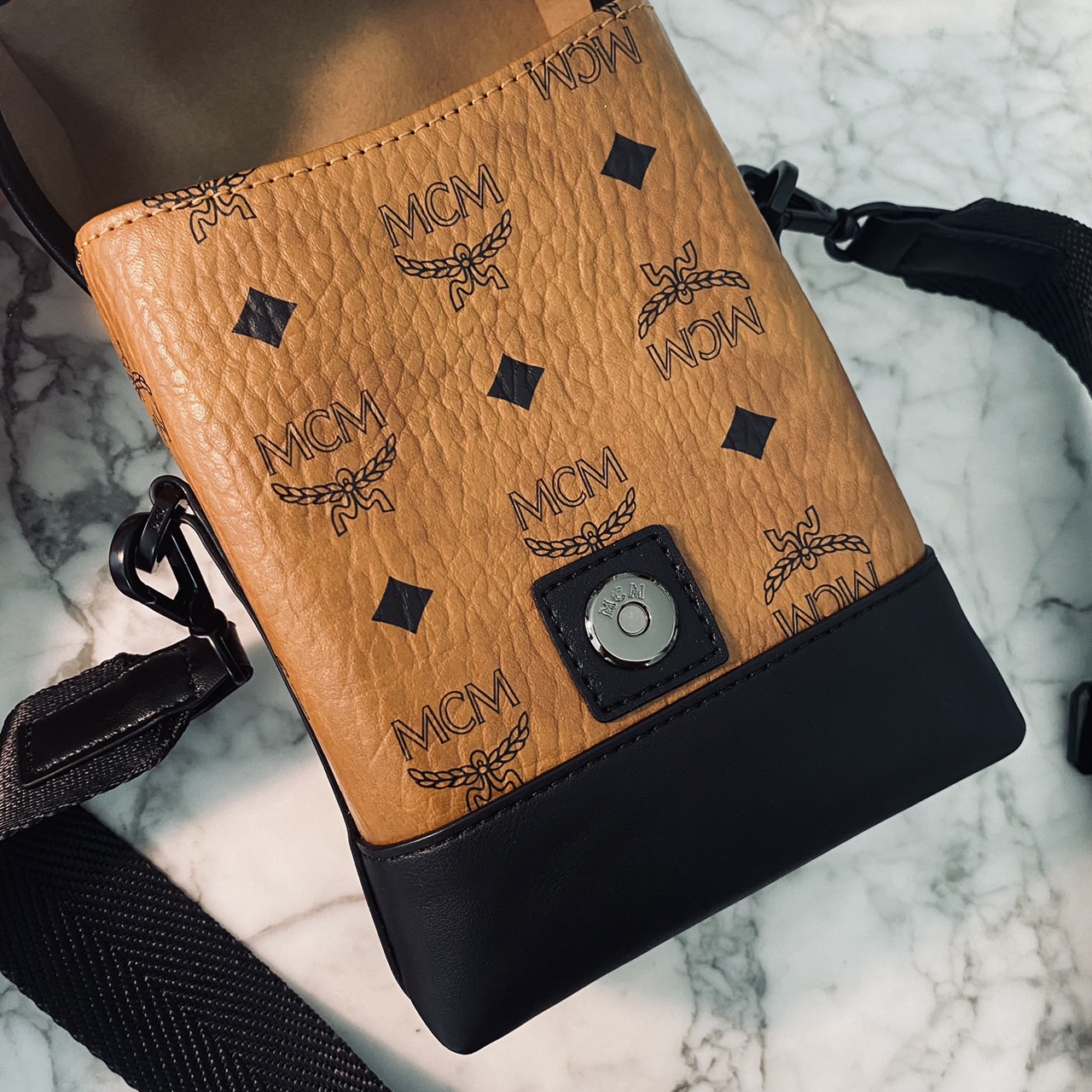 M.C.M Small Aren N/S Crossbody in Visetos Cognac คอลใหม่เอาใจหนุ่มๆ สั่งก่อนหล่อก่อนน้าา!! กับกระเป๋าสะพายข้างสุดชิค ที่ดูดีมีเสน่ห์มากๆ เห็นแล้วก็ต้องหลงแน่นอน