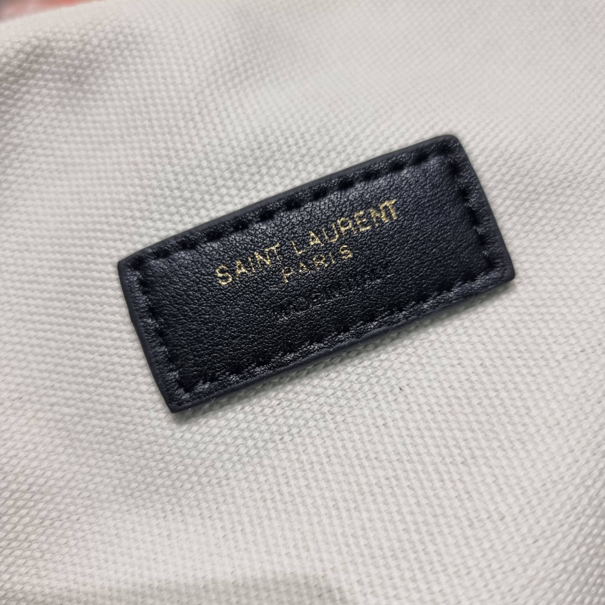 YSL LE 5 À 7 SOFT SMALL IN SMOOTH LEATHER รุ่นยอดฮิต ที่ใครๆก็ต้องมีครอบครอง กับกระเป๋าสะพายทรงโฮโบ ดีไซน์สุดคลาสสิค