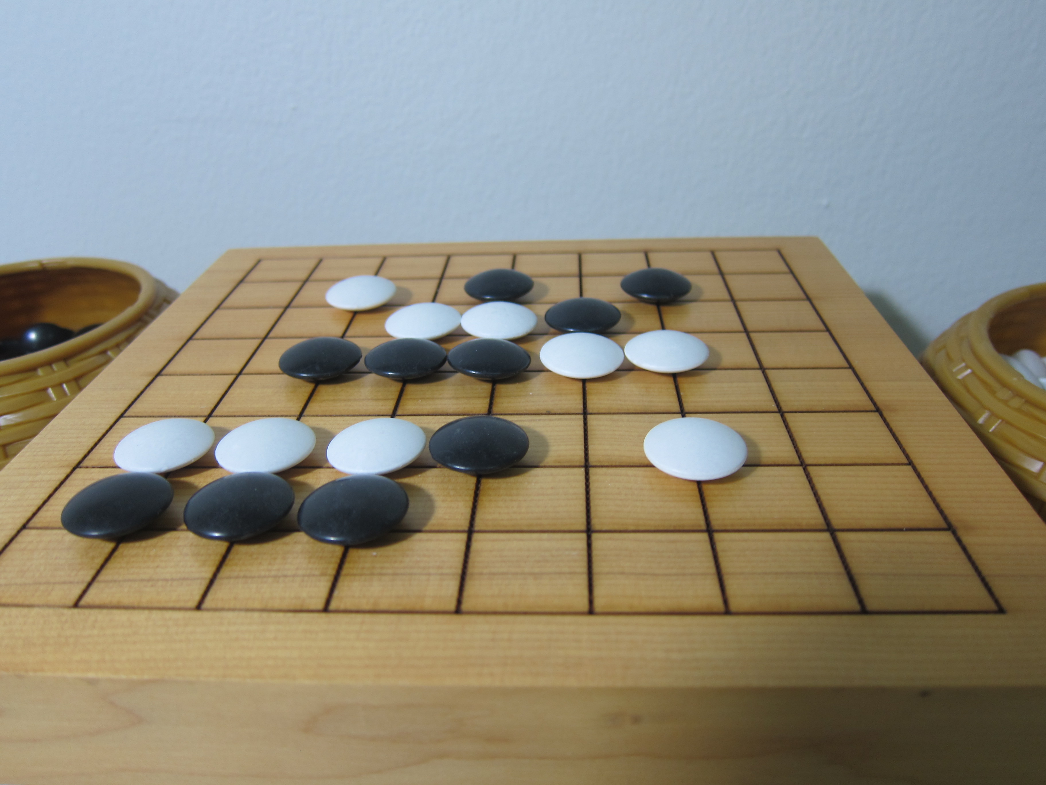 ชุดหมากล้อมกระดาน9เส้นแบบมีขาตั้งพร้อมเม็ดหมาก