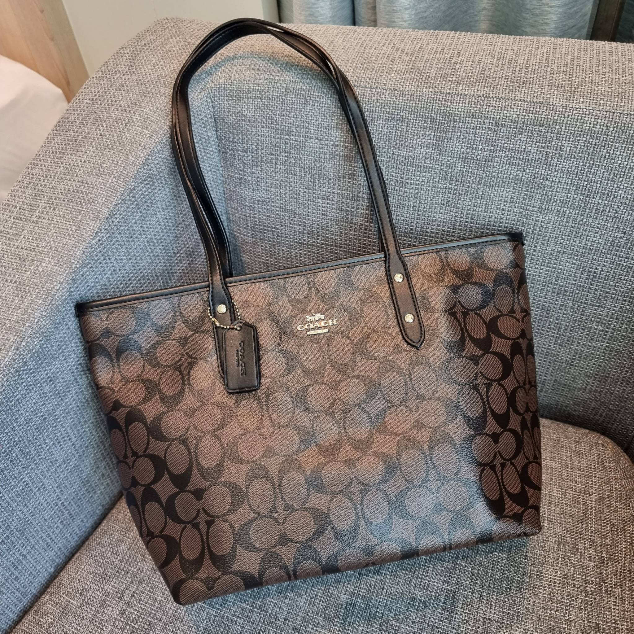 OUTLET 】COACH F58292 CITY ZIP TOTE IN SIGNATURE 16" รุ่นขายดี!! ไซส์ใหญ่ สีสวยมาให้แบบจัดเต็ม!! กระเป๋าถือทรงโท้ทใบใหญ่ สวยน่าใช้ทุกสี สะพายคล้องไหล่ได้เก๋ๆ จุของแน่นๆไปเลยจ้า!! วัสดุหนังแคนวาสคุณภาพ ปากกระเป๋าเปิด-ปิดด้วยซิป กันของหล่นได้ ถือไปไหนก็