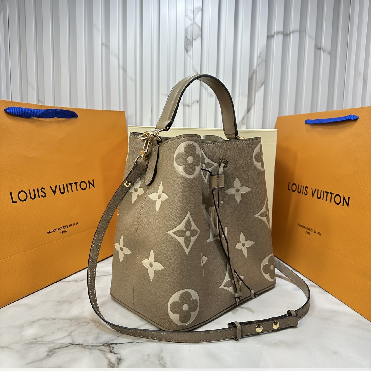 ORI หนังแท้ | LV NeoNoe MM Bucket bag Monogram Flower กระเป๋าสะพายทรงบัคเก็ต เอกลักษณ์ LV และลาย Monogram Flower อันโดดเด่นเพิ่มสไตล์ มีเสน่ห์ชวนหลงใหล