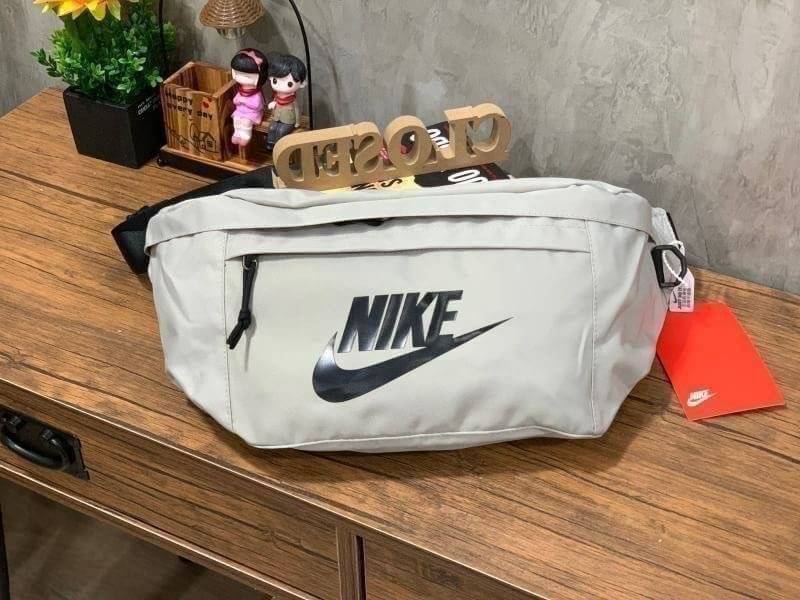 Nike Tech hip pack กระเป๋าคาดเอว Nike Tech รุ่นใหม่ชนช้อป!! ให้คุณหยิบใช้อุปกรณ์กีฬาและพกพาได้อย่างง่ายดาย พร้อมโดดเด่นด้วยกระเป๋าซิป 2 จุดสำหรับเก็บสิ่งของ และสายกระเป๋าแบบปรับได้เพื่อให้แนบกับลำตัว ใช้งานได้คล้องตัว ใส่ของได้จุสมใจเลยคร้า