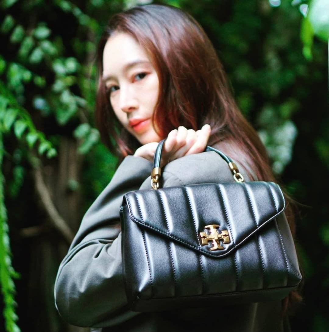 OUTLET 】Tory Burch Kira Top Handle Satchel มี2ขนาด Small/Medium กระเป๋าทรงใหม่ล่าสุดจากรุ่นคิร่า (Kira) มาในเทคนิคตัดเย็บควิลท์แนวขนาน ใช้วัสดุหนังเงานุ่ม สะท้อนแรงบันดาลใจแบบนิวยอร์กจากเบาะหนังในรถคลาสสิค Hardwareสีทองสวยหรู และจุดเด่นอีกรุ่นคิร่าคือความ