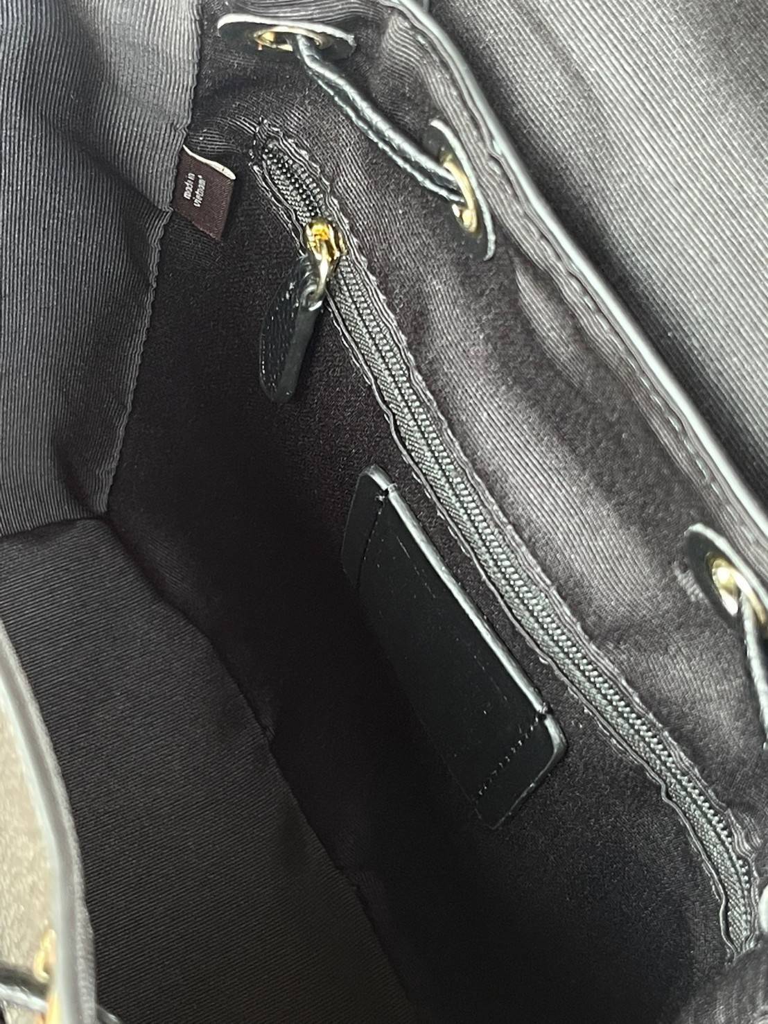 COACH PENNIE BACKPACK 22 IN SIGNATURE CANVAS(C4120) เป็นกระเป๋าอีกประเภทหนึ่งที่ Coach ผลิตและออกแบบได้อย่างมีเอกลักษณ์ สาว ๆ คนไหนที่ชอบพกของเยอะและต้องการกระเป๋าที่ให้ความคล่องตัว ทะมัดทะแมง ต้องเป็นกระเป๋าเป้แบบนี้เลยค่ะ แม้จะให้ลุคที่ทะมัดทะแมง แต่ก็ม