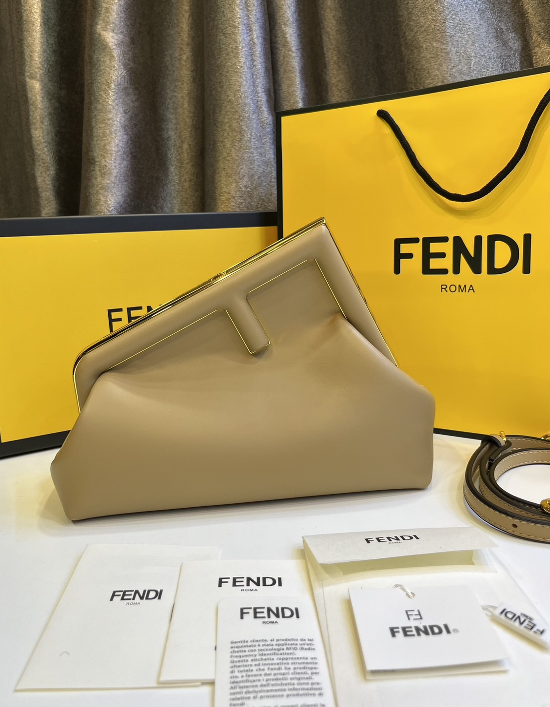 พร้อมส่ง 6 สี FENDI First Midi bag กระเป๋าทรงคลัชมาพร้อมสายสะพาย รูปลักษณ์สวยงามทันสมัย 🧡 เกรดออริจินอล 1:1 สลับแท้ ใช้งานต่างประเทศได้