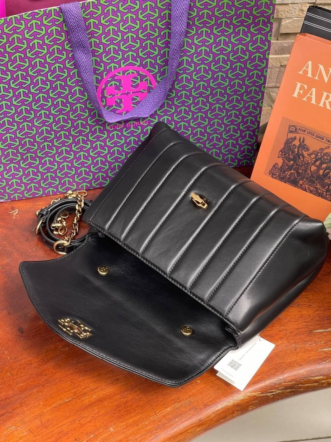 OUTLET 】Tory Burch Kira Top Handle Satchel มี2ขนาด Small/Medium กระเป๋าทรงใหม่ล่าสุดจากรุ่นคิร่า (Kira) มาในเทคนิคตัดเย็บควิลท์แนวขนาน ใช้วัสดุหนังเงานุ่ม สะท้อนแรงบันดาลใจแบบนิวยอร์กจากเบาะหนังในรถคลาสสิค Hardwareสีทองสวยหรู และจุดเด่นอีกรุ่นคิร่าคือความ