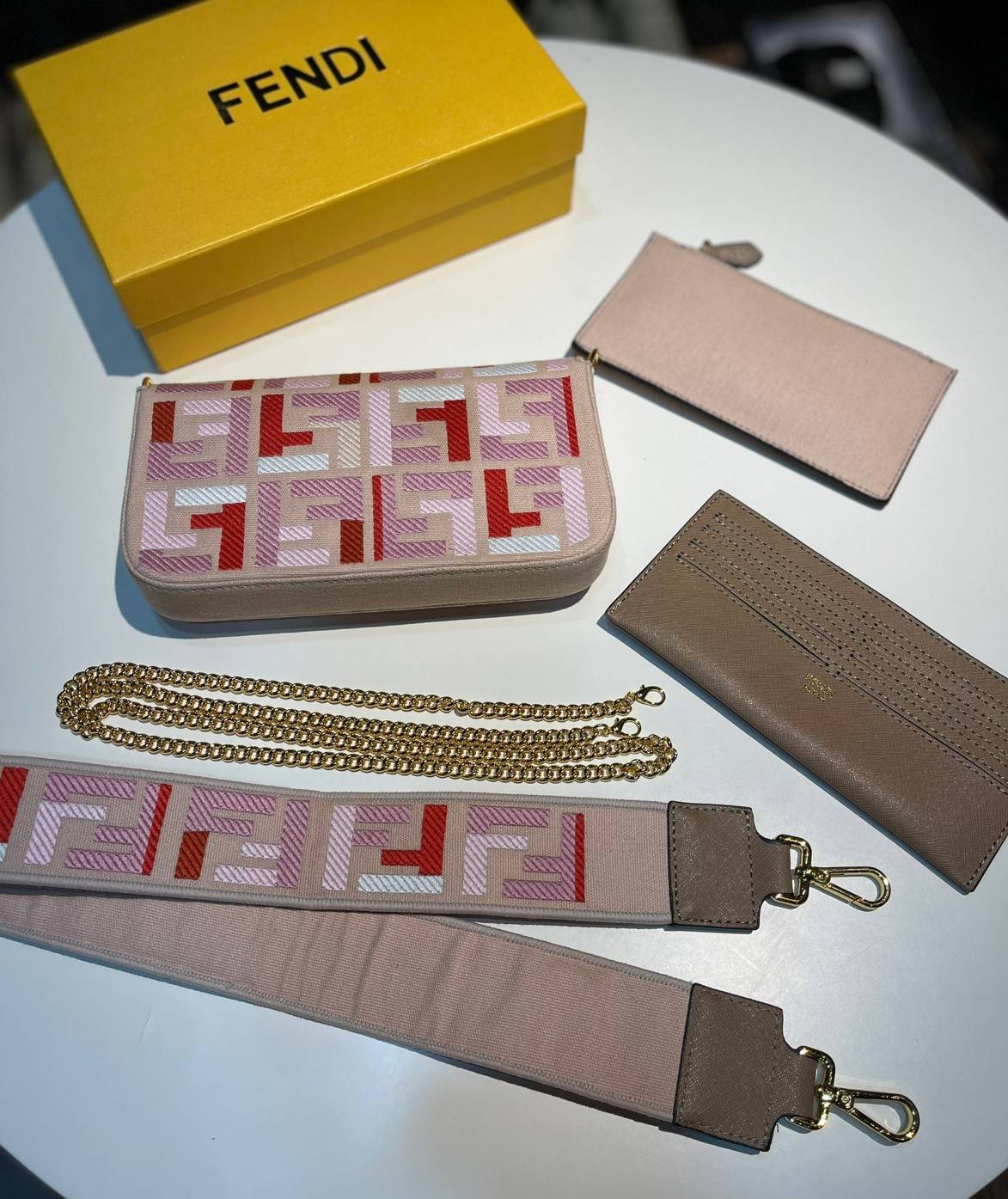 หนังแท้ Fendi Wallet On Chain With Pouches leather mini-bag กระเป๋าสะพายข้างทรงเหลี่ยมตกแต่งด้วยโลโก้ Fendi กระดุมแป๊ก มาพร้อมกระเป๋าด้านในแบบถอดได้ถึง 2ใบ สุดคุ้ม พร้อมสายโซ่และสายสปอร์ตถอดออกได้ ไอเท็มนี้ไม่ควรพลาดเลยค่าา