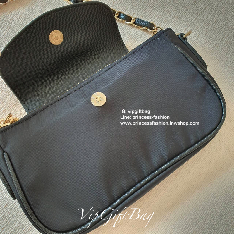 งานพรีเมี่ยมกิ้ฟ จากเคาเตอร์ต่างประเทศ Best Seller! พร้อมส่งความแซ่บ กระเป๋าอเนกประสงค์ จากแบรนด์ PRADA มาค่า เป็น กระเป๋าผ้าไนล่อน ตามแบบฉบับของแบรนด์เลย ใบนี้มีสายยาวโซ่สลับหนัง (ปรับไม่ได้แต่ถอดสายได้คะ) **เลิศมาก สะพายเป็น shoulder bag ได้เลย **ขนาดกำ