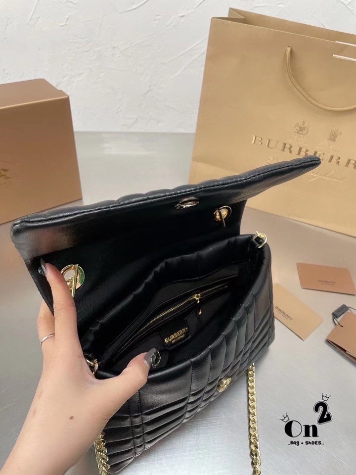 BURBERRY FRAGRANCES QUITED LAMBSKIN BAG / Burberry Shoulder Bag กระเป๋าสพายจะถือหรือสพายก็ได้หลายลุคเลยค่ะ วัสดุหนังนิ่มสวยหรูดูดี ภายในโล่งกว้าง ใส่มือถือ กระเป๋าสตางค์ได้ มาพร้อมสายสะพายโซ่ทองต่อหนังรองบ่าสามารถซ้อนสายสั้นสะพายไหล่ได้ หรือใช้สายยาว Cros
