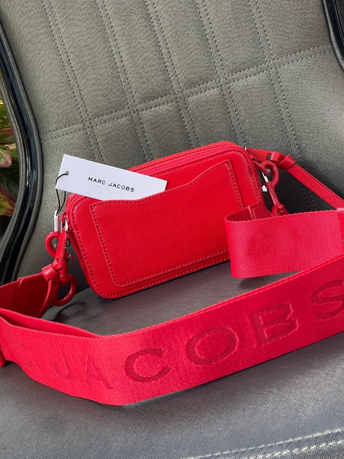 Marc Jacobs Snapshot Bag กระเป๋าแบรนด์ดังจากสัญชาติอเมริกัน นับได้ว่ารุ่นนี้เป็นรุ่นทรงฮิตเลยทีเดียว โดยด้านหน้ากระเป๋าจะเป็นโลโก้แบบโลหะที่เป็นสัญลักษณ์ของแบรนด์นี้ มาพร้อมสายสะพายที่จะสะพายยังไงก็ดูโดดเด่น เพราะขนาดใหญ่ที่สกรีนตัวอักษรโลโก้ ในรูปแบบต่าง