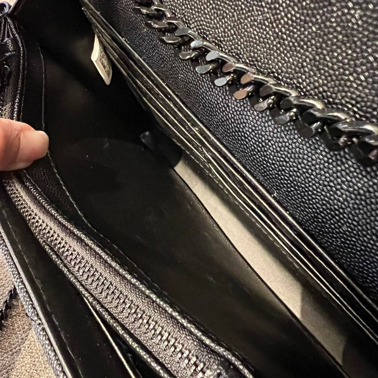 ไม่เคยผิดหวังจริงๆ!! กับรุ่นที่สาวๆรู้กัน Yves Saint laurent clutch bag with chain กระเป๋าสะพายทรง woc สุดฮอต ดีไซน์เรียบหรู โดดเด่นด้วยโลโก้ด้านหน้า เพิ่มดีเทลความผู้ดี วัสดุหนัง pepble ทนทาน ใช้งานง่ายเพียงแค่เปิด-ปิดด้วยกระดุมแม่เหล็ก ภายในแบ่งสัดส่วนไ