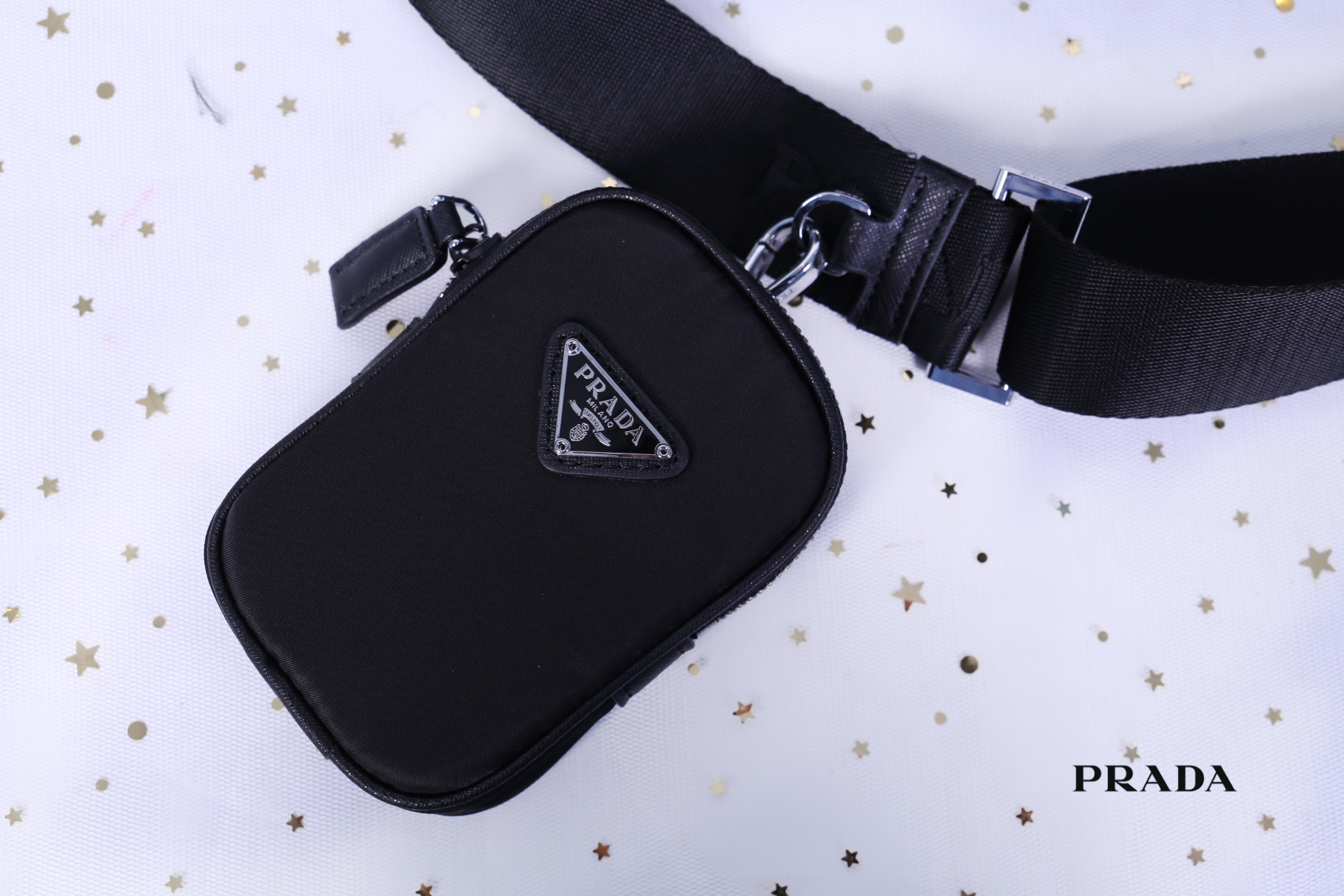 Prada Nylon and Saffiano Leather Bag with Strap กระเป๋าสะพายแบบ Crossbody ใช้ได้ทั้งหญิงชาย มาพร้อมกระเป๋าใส่เหรียญใบเล็กน่ารัก เปิด-ปิดด้วยตัวล็อค ด้านในยังแบ่งช่องเป็นสัดส่วน จุของได้เยอะ ซับในด้วยผ้าพิมพ์ลายแบรนด์อย่างดี และยังมี 1 ช่องซิปด้านหลัง สายส