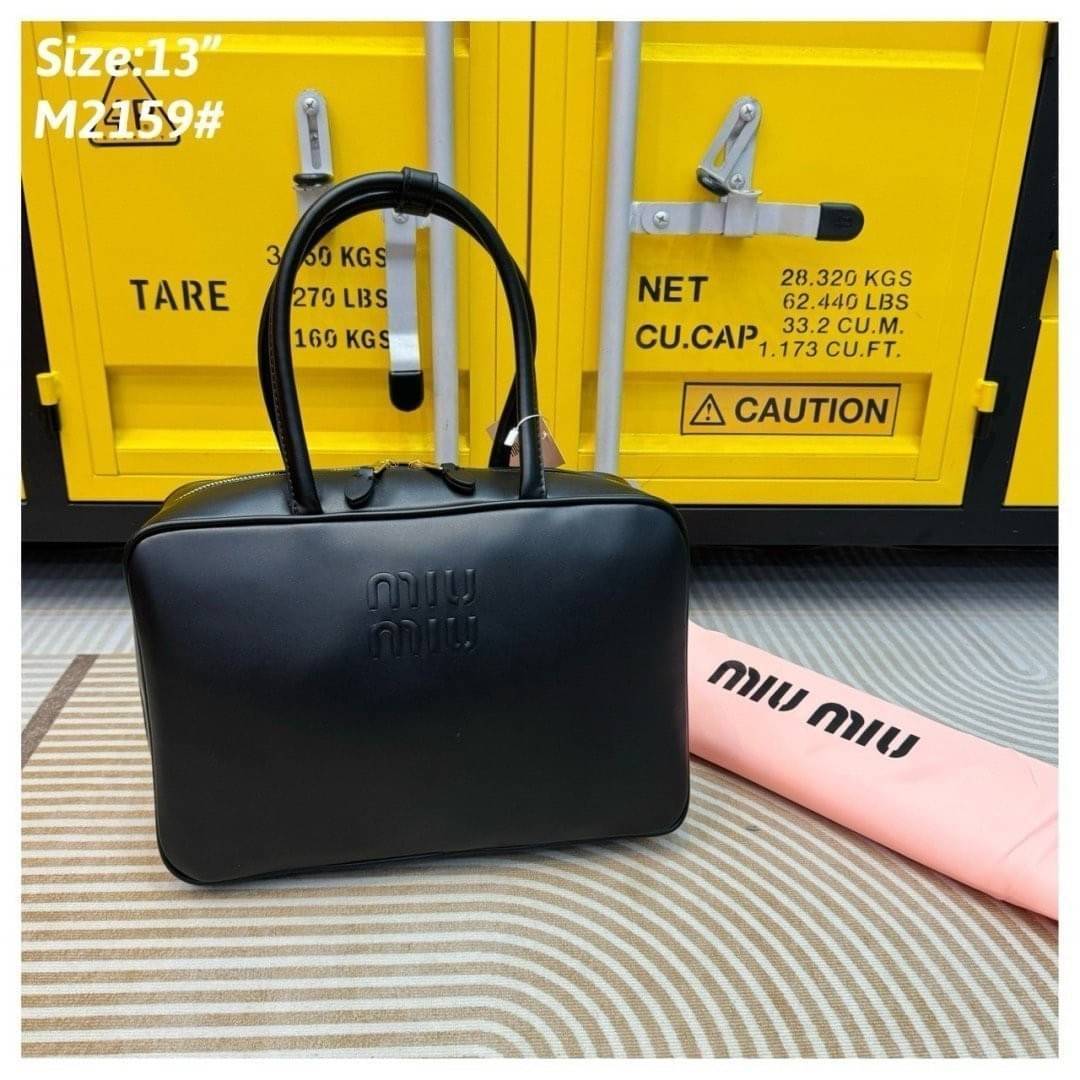 MIU MIU LEATHER BEAU BAG กระเป๋าถือทรงบอสตันใบใหญ่จุใจ ซิปรอบเปิดได้กว้างๆ ดีไซน์เรียบแต่มากมีอยู่จริง สวยดูแพง หูจับในตัวง่ายและสะดวกพกพา ภายในโล่งกว้างมาก ใส่ของได้ครบถ้วน