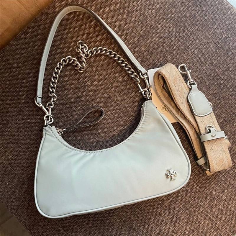 TORY BURCH handbag / TORY BURCH shoulder bag พร้อมส่งที่ไทย Tory Burch 151 Mercer Small Crescent Bag กระเป๋าถือหรือสะพายไหล่ วัสดุNylon อะไหล่เงิน น้ำหนักเบา พกพาสะดวก ใส่โทรศัพท์ iIphone+ ได้ ด้านในโล่งมีช่องเล็กใส่บัตร 2 ช่อง มาพร้อมสายสั้น สายหนัง+สายโ