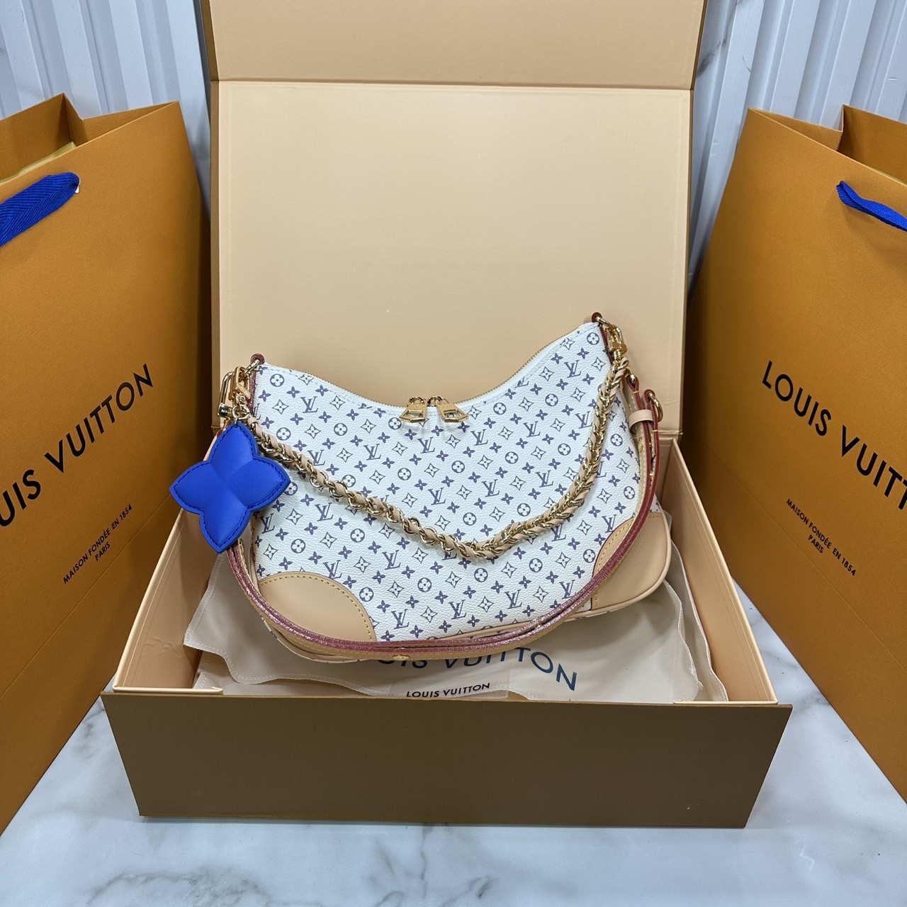 ORI หนังแท้ | LV Boulogne PM bag กระเป๋าสะพายทรงโฮโบ ดีไซน์อเนกประสงค์จาก Monogram แคนวาสคลาสสิก มีสายสะพายแบบถอดออกได้ เลือกสะพายเฉียง สะพายไหล่แบบสายยาว หรือสะพายไหล่แบบสายสั้นได้ตามต้องการ เมื่อถอดสายออก