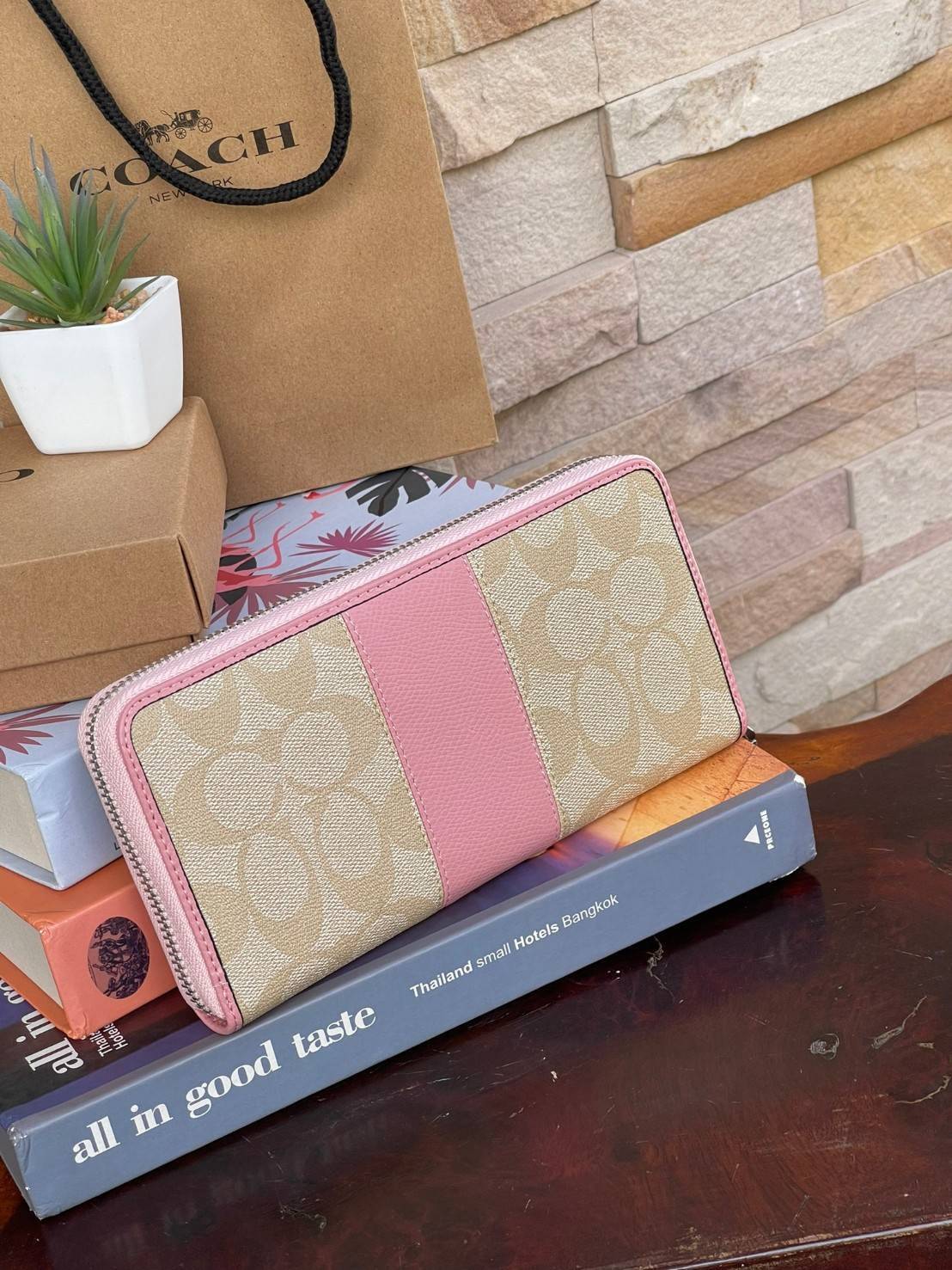 COACH F54630 ACCORDION ZIP WALLET IN SIGNATURE เป็นกระเป๋าสตางค์ที่เหมาะกับการใช้งาน นอกจากเพิ่มความมั่นใจแล้ว ยังทำให้ชีวิตของเราง่ายขึ้นอีกด้วย โดยการเปิดปิดแบบซิปรอบ สามารถใส่ธนบัตร เหรียญ บัตรต่างๆได้หลายใบเลยทีเดียว ขนาดของกระเป๋าสามารถถือแทนกระเป๋าค
