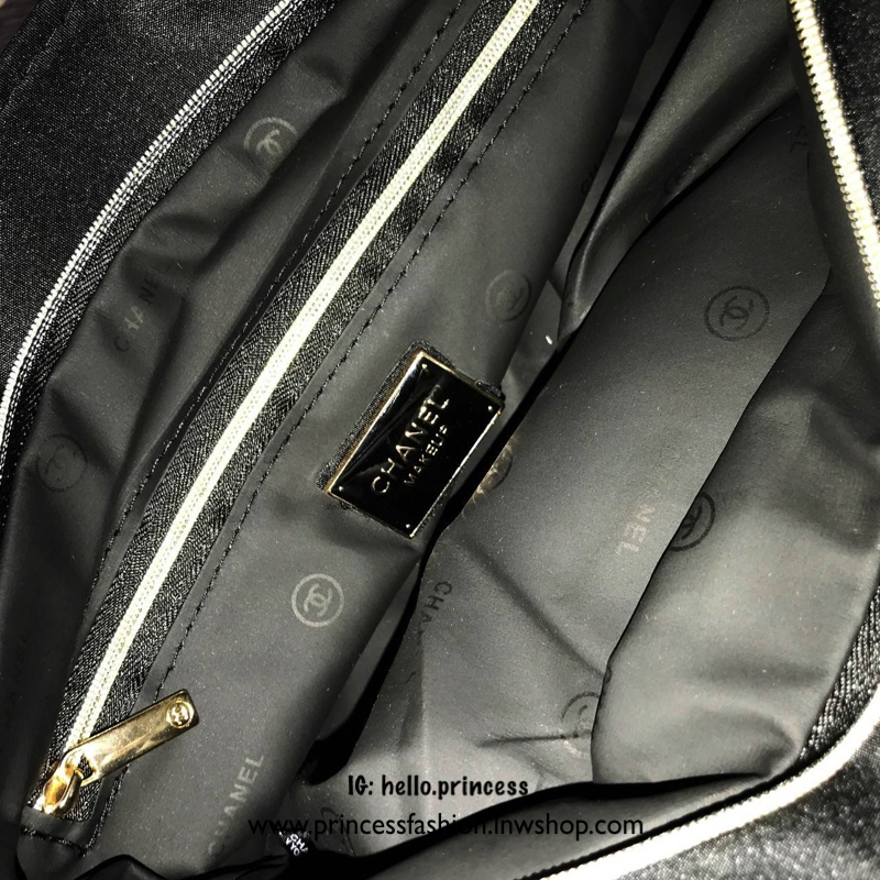 Chanel Beaute Black Sequin Shopping Bag กระเป๋าสะพาย ShoppingBag พรีเมี่ยมกิ๊ฟ Limited Edition ของแท้นำเข้าจากเคาน์เตอร์ Chanel Beaute ขนาดมินิ ด้านหน้า logoCC ประดับเลื่อมสีดำ เปิดปิดด้วยซิป หัวซิปแบรนด์ ภายในมี logo brand และช่องซิป ซับใน 100% Polyester