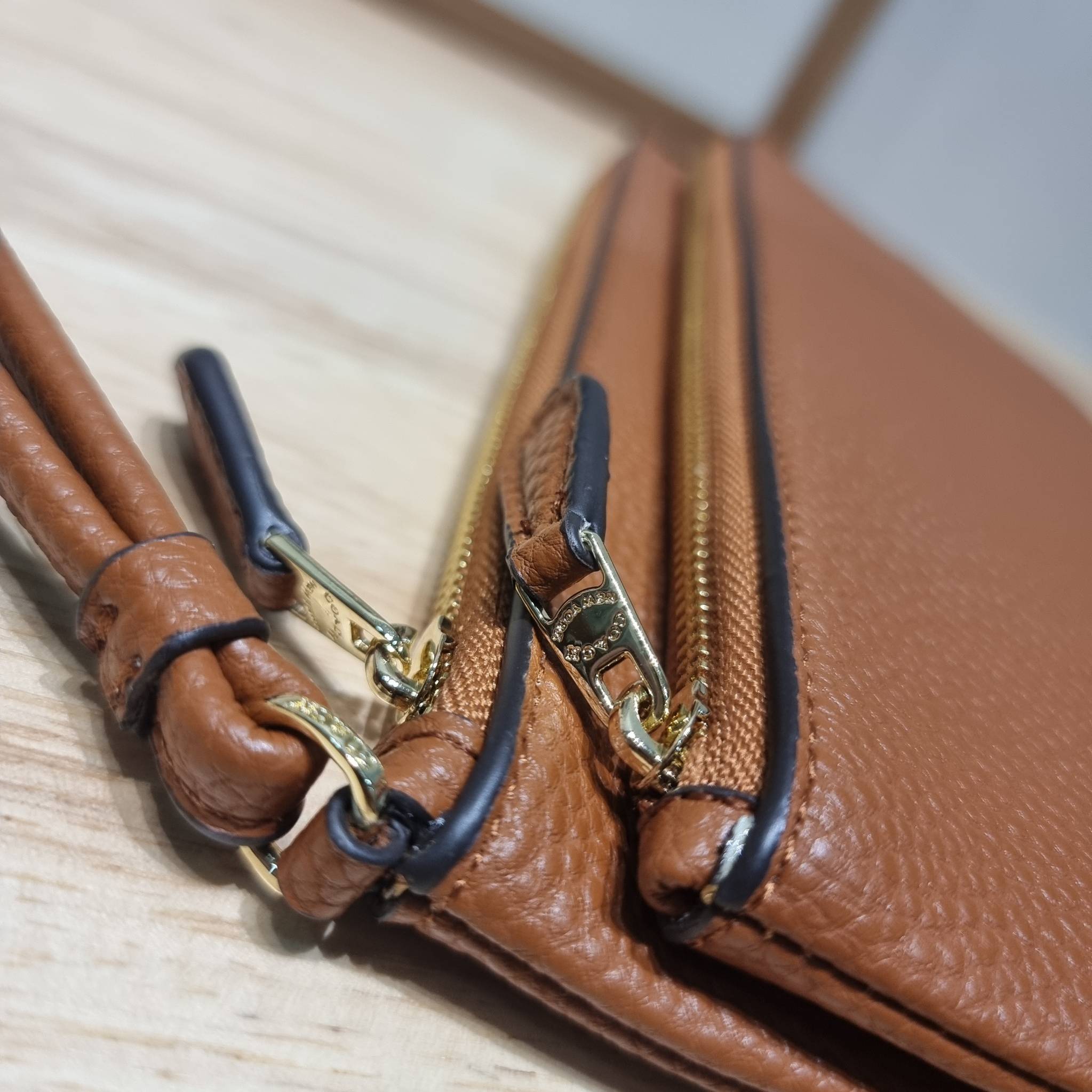 COACH DOUBLE ZIP WALLET IN SIGNATURE CANVAS / C5576 / C5610 / C7313 พร้อมส่ง 8 สี ใหม่ล่าสุด คอล 2023 กระเป๋าคล้องมือใบใหญ่ ดีไซน์ใหม่เล่นระดับ เพิ่มลูกเล่นและดีเทลให้ดูน่าใช้ยิ่งขึ้น