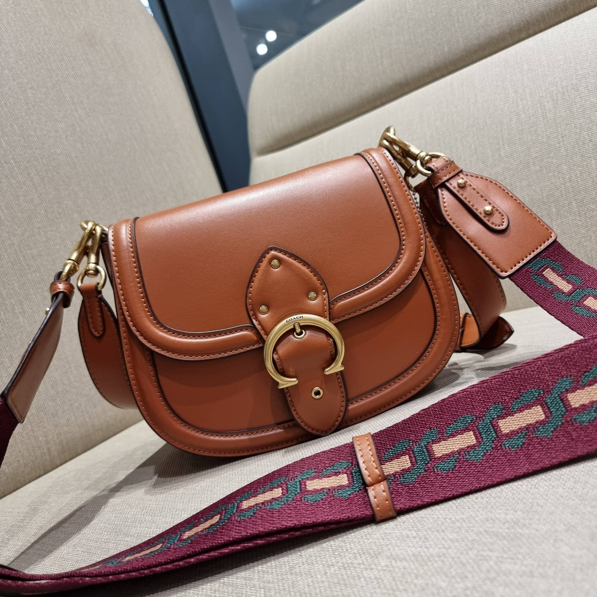 COACH C0749 BEAT SADDLE BAG The best item! ที่สาวๆรอคอย! ฮอตไฟลุก! สีหายาก ละมุนคุณหนู คอลเลคชั่นใหม่ ดีไซน์หรูหรา พิเศษมากๆมาพร้อมสายสะพาย 2 เส้น ใช้คู่กันหรือแยกสะพายก็สวยครบสูตร กระเป๋าสะพายทรง saddle คลาสสิค วัสดุหนัง glove-tanned ทนทาน เปิด-ปิดด้วยกร