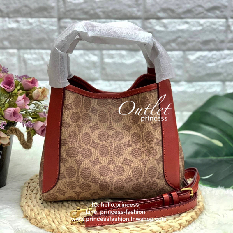COACH HADLEY HOBO 21 BAG กระเป๋าถือหรือสะพายข้าง เรียบหรู หนังแกะแท้ ลาย signature brand หนังนิ่ม ปรับเปลี่ยนได้ 2 ทรง ปากกระเป๋ามีกระดุมแม่เหล็ก พร้อมตะขอเกี่ยว ภายในกว้าง ใส่ wallet ยาว mini iPad และของใช้ได้จุ พร้อมสายสะพายยาว ถอด ปรับระดับได้ค่ะ Must 