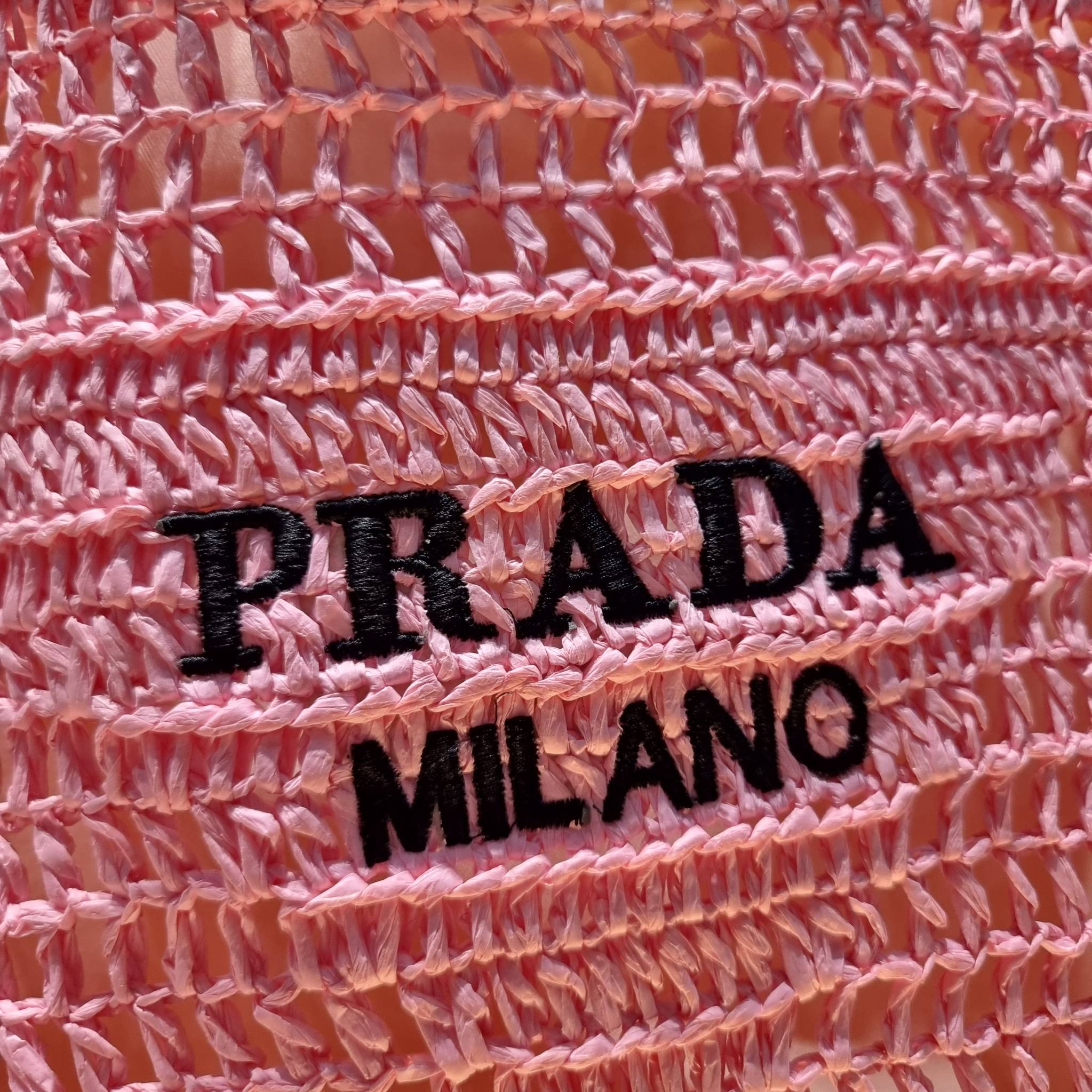 PRADA RAFFIA TOTE BAG สวยไม่ซ้ำใคร สไตล์บีช เหมาะมากกับการสะพายไปเที่ยวทะเล หรือจะใช้ในวันสบายๆก็ตอบโจทย์ กับกระเป๋าสะพายสานใบใหญ่ ตัวกระเป๋าเป็นวัสดุสังเคราห์จากธรรมชาติ