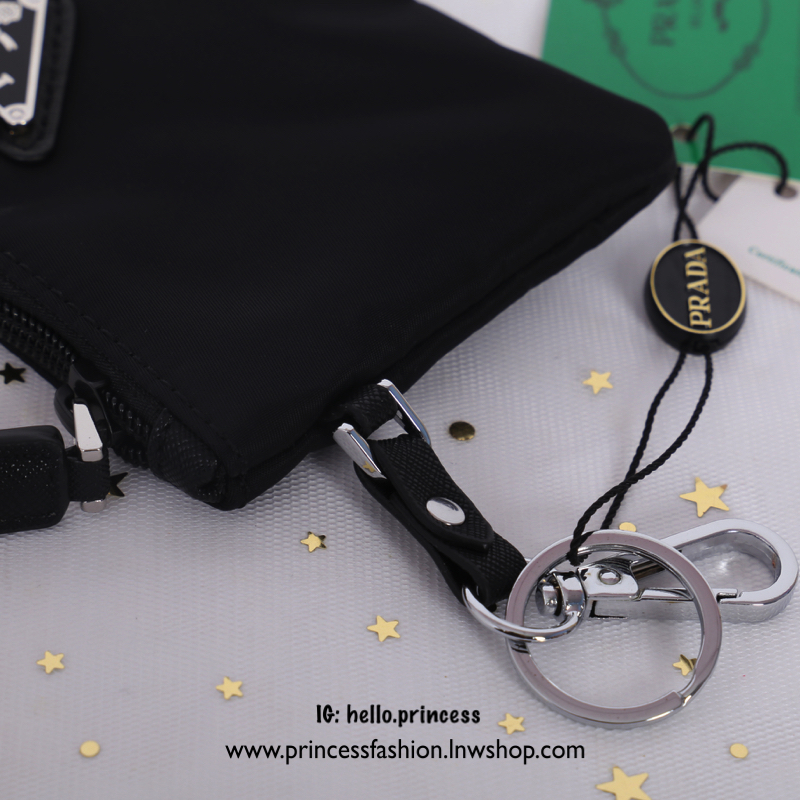 Prada nylon clutch bag สินค้า Premium gift จากเค้าเตอร์แบรนด์ต่างประเทศ แท้ 💯 วัสดุไนล่อน คุณภาพดีเนื้อหนา น้ำหนักเบา อะไหล่เงิน สวย หรู น่าใช้มากเลยค่ะ ด้านในใส่ของจุกจิก Iphone 8+ ซับในพิมพ์ลายแบรนด์สวยหรู ตัวจริงสวยน่าใช้มาก บอกเลย Don't m