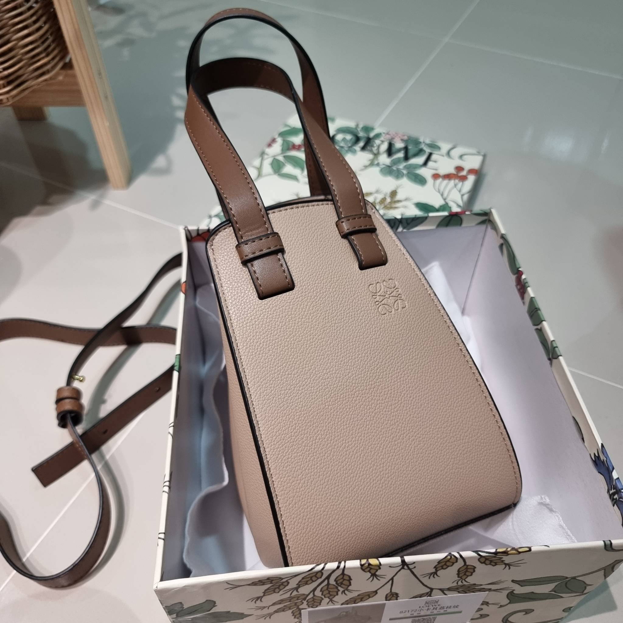 LOEWE SMALL HAMMOCK IN SAND GRAINED LEATHER คอลสุดฮิต ไอเท็มยอดนิยม ที่ใครๆก็ใช้กัน!! กระเป๋าสะพายดีไซน์สุดแซ่บ ที่สามารถปรับเปลี่ยนรูปทรงได้หลากหลาย