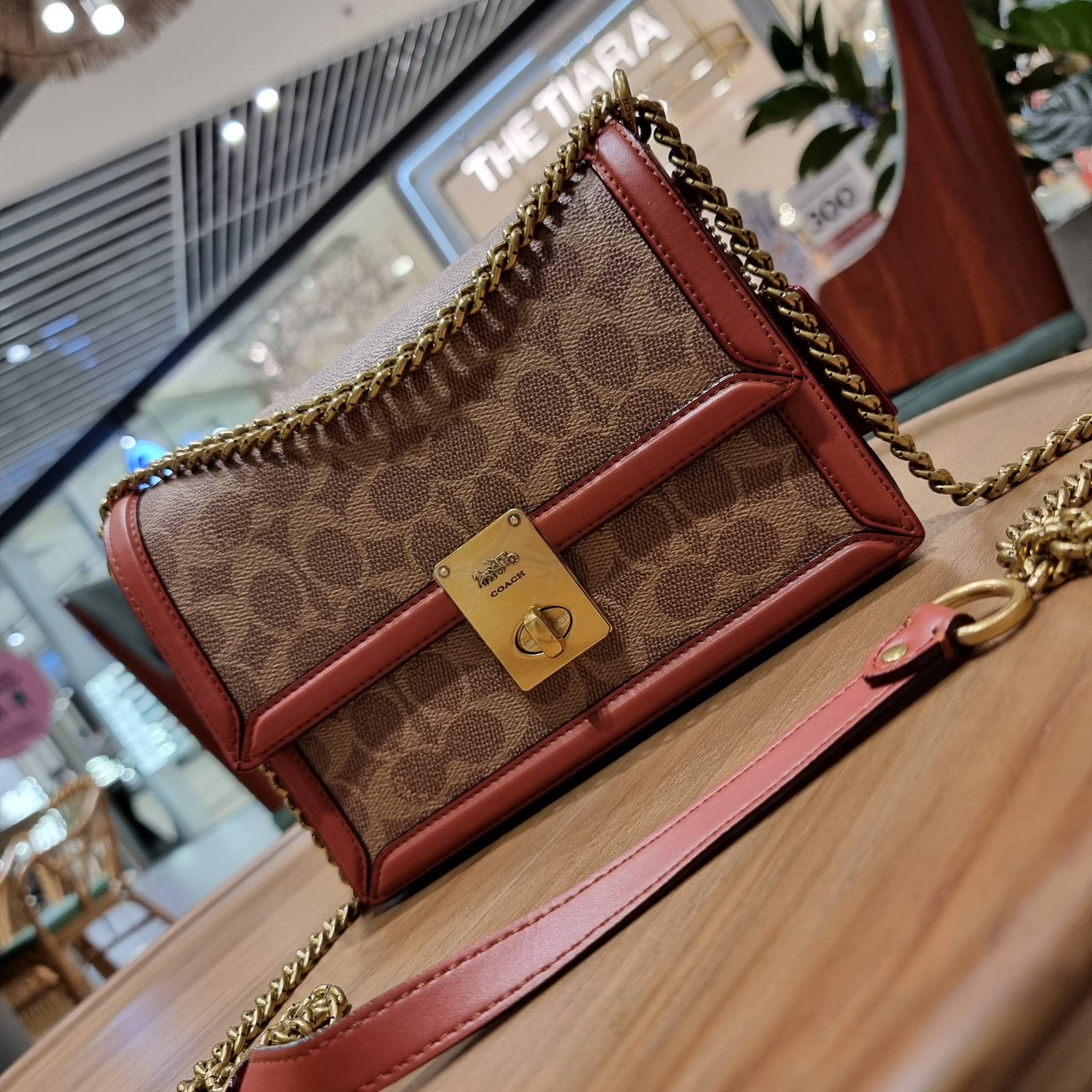 COACH 3492 HUTTON SHOULDER BAG IN SIGNATURE CANVAS sold out ไปกันทั่วหน้าในหลายประเทศ กับกระเป๋าสะพายที่สุดของความหรู ดีไซน์คลาสสิควินเทจ ลูกเล่นสีแทนสนิมตัดกับอะไหล่สีทองเหลืองดูย้อนยุคและหรูหรา วัสดุหนังแคนวาสสลับหนังแท้ สายสะพายโซ่สลับหนัง ปรับสะพายได้