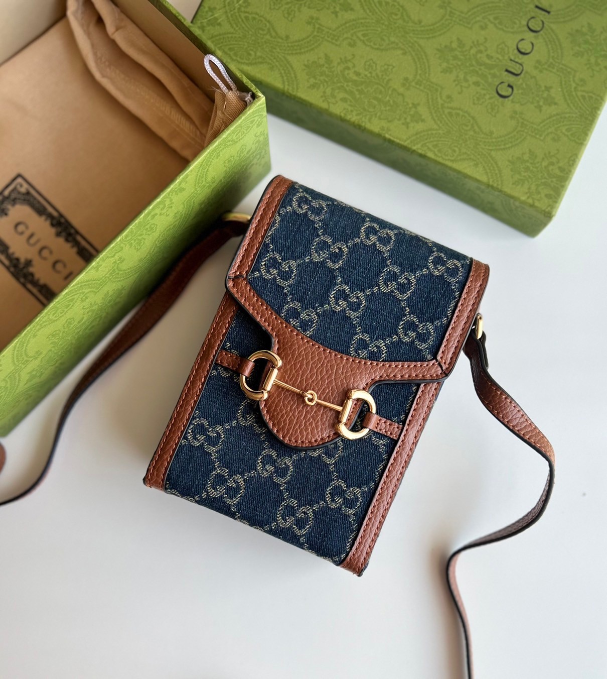 Gucci Horsebit 1955 mini bag / Gucci Phone Bag ออริจินอล เกรดสลับใช้แทนใบจริงได้ รุ่นยอดฮิต ไซส์มินิ ที่ใครๆก็ต้องรู้จัก!! กับกระเป๋าขนาดมินิในรูปแบบผ้าแจ็คการ์ดสีขาวงาช้างและน้ำเงิน ได้รับแรงบันดาลใจมาจากดีไซน์ดั้งเดิม ซึ่งแอคเซสเซอรี่นี้โดดเด่นด้วยรายละ