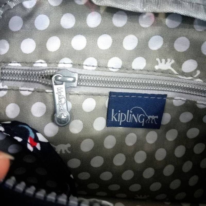 KIPLING Reth (Size S) shoulder & crossbody bag กระเป๋าสะพายวัสดุ Nylon&Polyester 100% ขนาดกำลังน่ารัก มาพร้อมพวงกุญเเจลิง มีช่องใส่ของ2ช่อง ช่องใหญ่ภายในมีป้ายและแท็กตรงซับใน มีซิปย่อยอีก 1 ช่องด้านใน,มีสายคล้องพวงกุญแจ ด้านหน้ามีอีก 1 ช่องสามารถใส่ของจุก