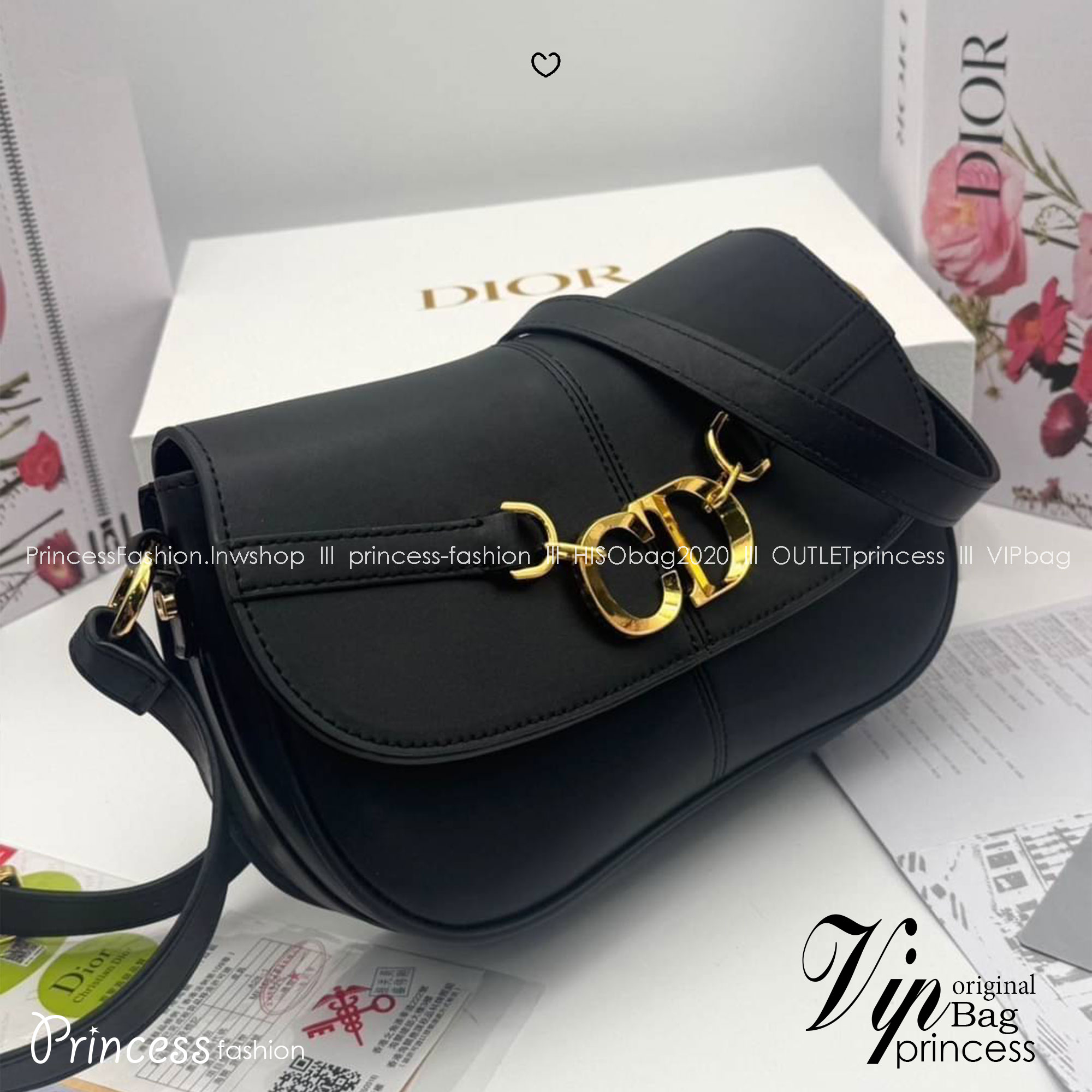 DIOR Small CD Besace Bag กระเป๋าสะพายทรงสวย ดีไซน์โลโก้โดดเด่นหรูหรา ดีเทลดูดีมีกิมมิคในตัว สายสะพายในตัว ปรับได้ตามชอบ สะพายทำงาน ออกงาน ไปเที่ยว ไปเดท ได้ทุกโมเมนต์