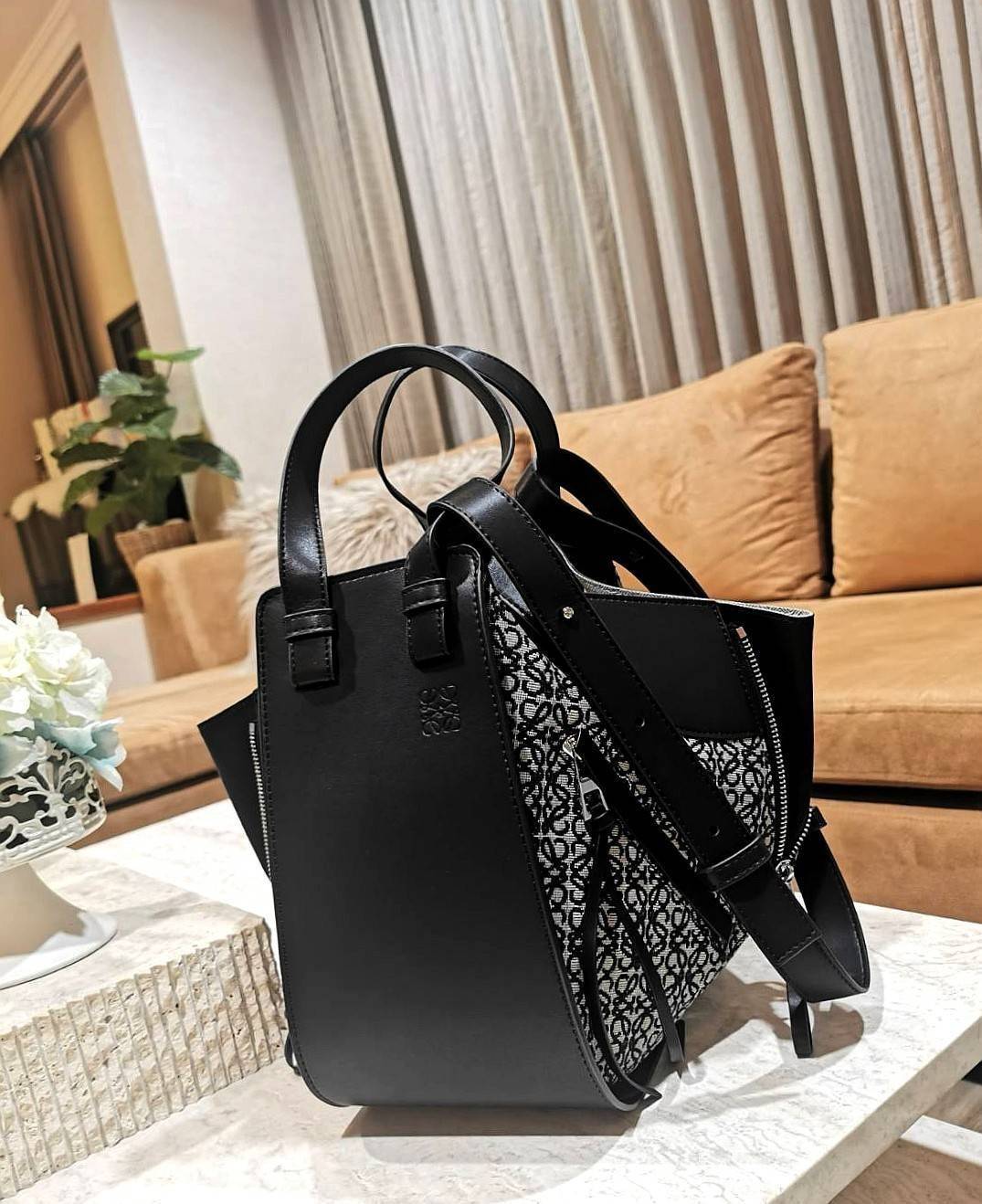 LOEWE ANAGRAM SHOULDER BAG รุ่นหายากสุดเลอค่าวัสดุ Anagram Canvas ตัดหนังแท้ Calfskin สุดคลาสสิค ขนาดกำลังดี น้ำหนักเบา ภายในโล่งกว้างและจุ ใส่กล้อง มือถือ ของใช้ได้เยอะ มาพร้อมหูสั้นหนังแท้หิ้วถนัดมือและสายหนังยาวสะพายไหล่หรือ Crossbody ก็ดูดี ตัวจริงสวย