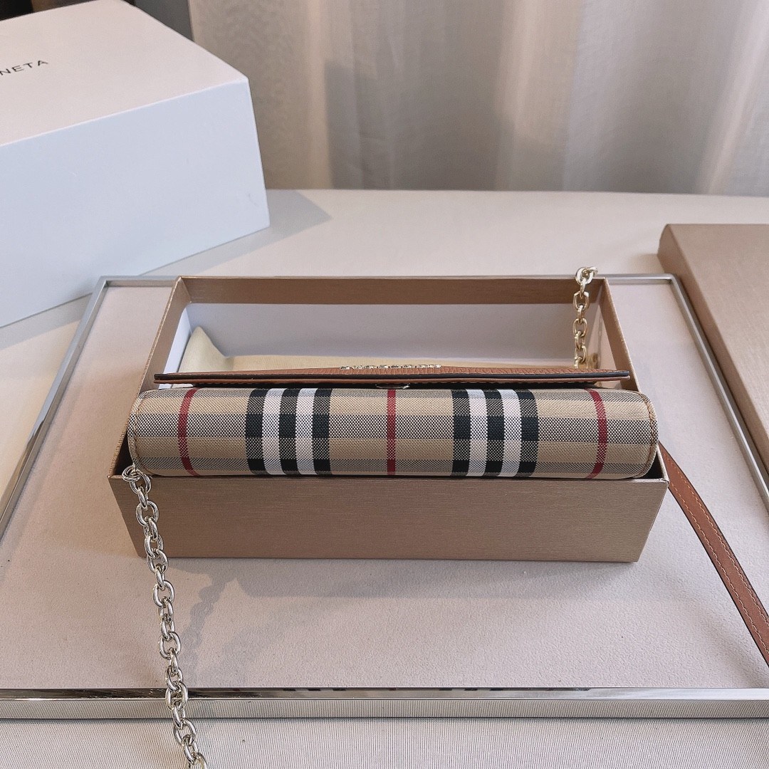 พรีเมี่ยมกิ๊ฟแท้ 💯% 】BURBERRY CROSSBODY BAG กระเป๋าสะพายพรีเมี่ยมกิ๊ฟรุ่นใหม่ล่าสุด Limited จาก BURBERRY Perfume DutyFree