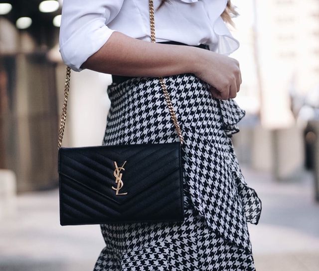 VIP GIFT 】หนังแท้ YSL WOC 9" Saint Laurent Chain Wallet Envelope Woc Monogram Black Leather Cross Body Bag กระเป๋าเงิน wallet on chain ที่มาพร้อมสายสะพายแบบโซ่ ขนาด 9” หนังวัวติดโลโก้ YSL มีทั้งอะไหล่เงิน ทอง และดำ ด้านในมีช่องซิป และช่องใส่การ์ด เรี