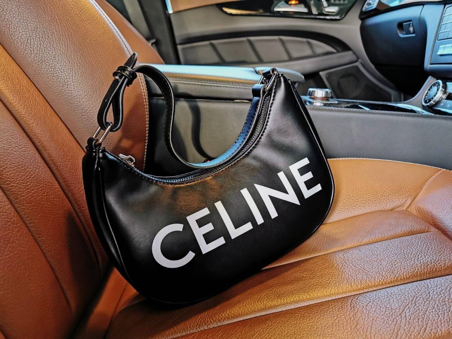 CELINE SHOULDER BAG VIP GIFT WITH PURCHASE (GWP) พรีเมี่ยมกิ๊ฟ Limited Edition จาก CELINE HAUTEPARFUME DUTYFREE COUNTER ดีไซน์ยอดนิยมหนังนิ่มสวยอยู่ทรงเปิดปิดด้วยซิปอะไหล่เงิน ภายในโล่งกว้างมีช่องเล็กสามารถใส่มือถือกระเป๋าสตางค์ใบยาวของใช้ได้จุ หูหิ้วหนัง