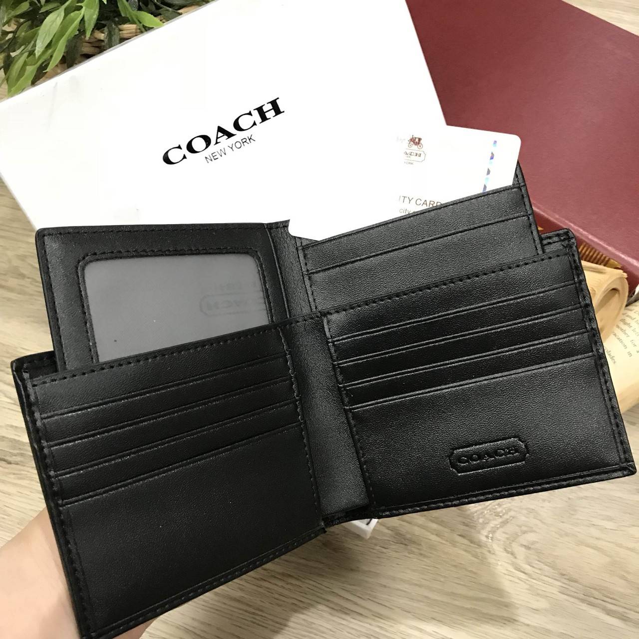 COACH SHORT WALLET WITH CARD POCKET 2 in 1 กระเป๋าสตางค์คุณผู้ชายใบสั้น มาพร้อมกับ กระเป๋าใส่บัตรหนังปั๊มลาย Signature Brand รอบใบเข้า set สวยคลาสสิค ภายในมีช่องใส่ธนบัตร, บัตร ซับในลายแบรนด์ Card pocket เเยกใช้ได้ มาใน COACH BOX SET จะใช้เอง หรือมอบเป็นข