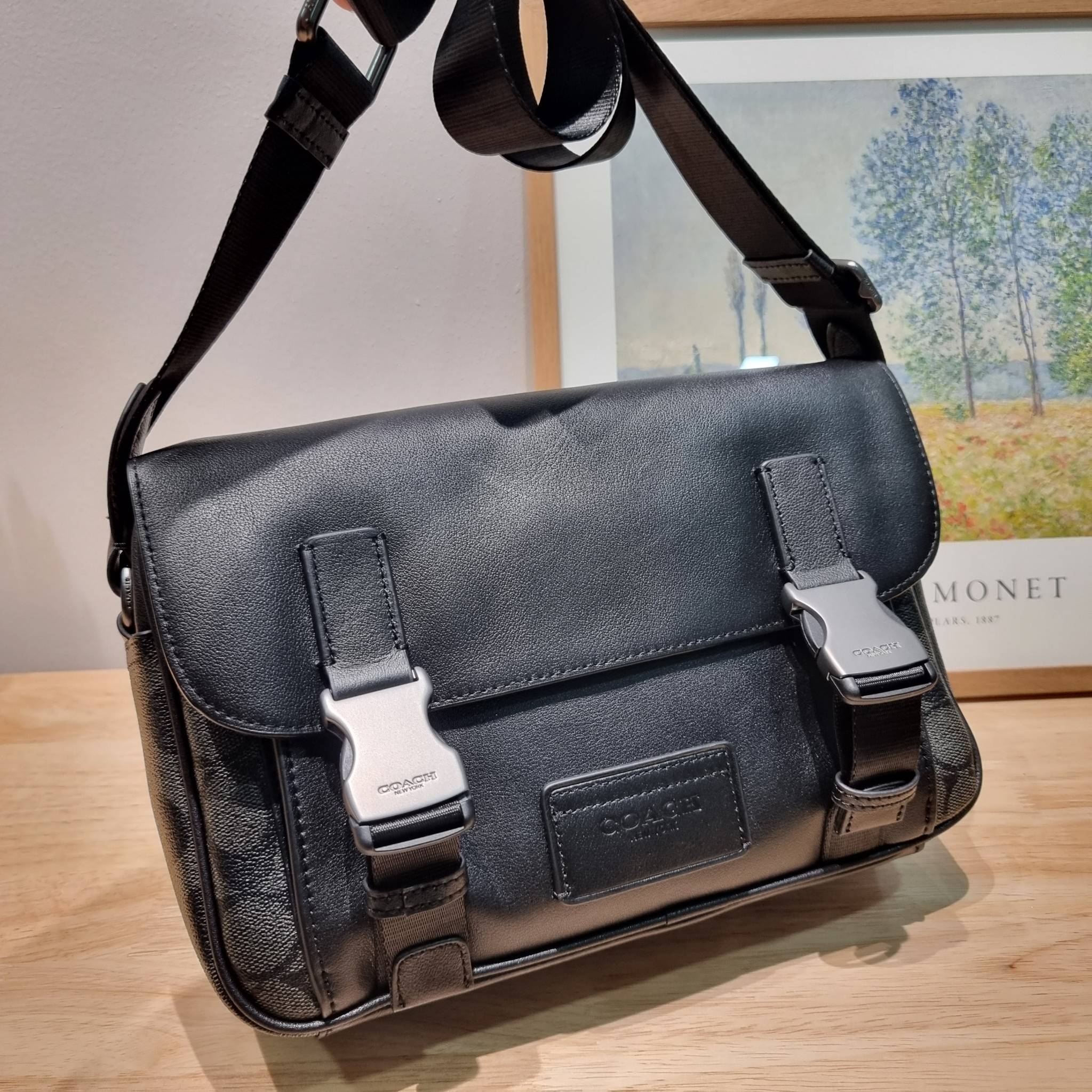 Coach Track Crossbody In Signature Canvas C3747 หล่อบอกต่ออีกหนึ่ง กระเป๋าสะพายทรงแมสเซ็นเจอร์ รุ่นเอาใจหนุ่มๆ ดีไซน์คลาสสิค สุดหรู ดูแพง วัสดุหนังแท้สลับหนังแคนวาส ฝากระเป๋ามีตัวล็อคแน่นหนา เปิดมามีซิปปิดกันหล่นได้อีก ด้านหลังมีช่องย่อย ภายในโล่งกว้าง แบ