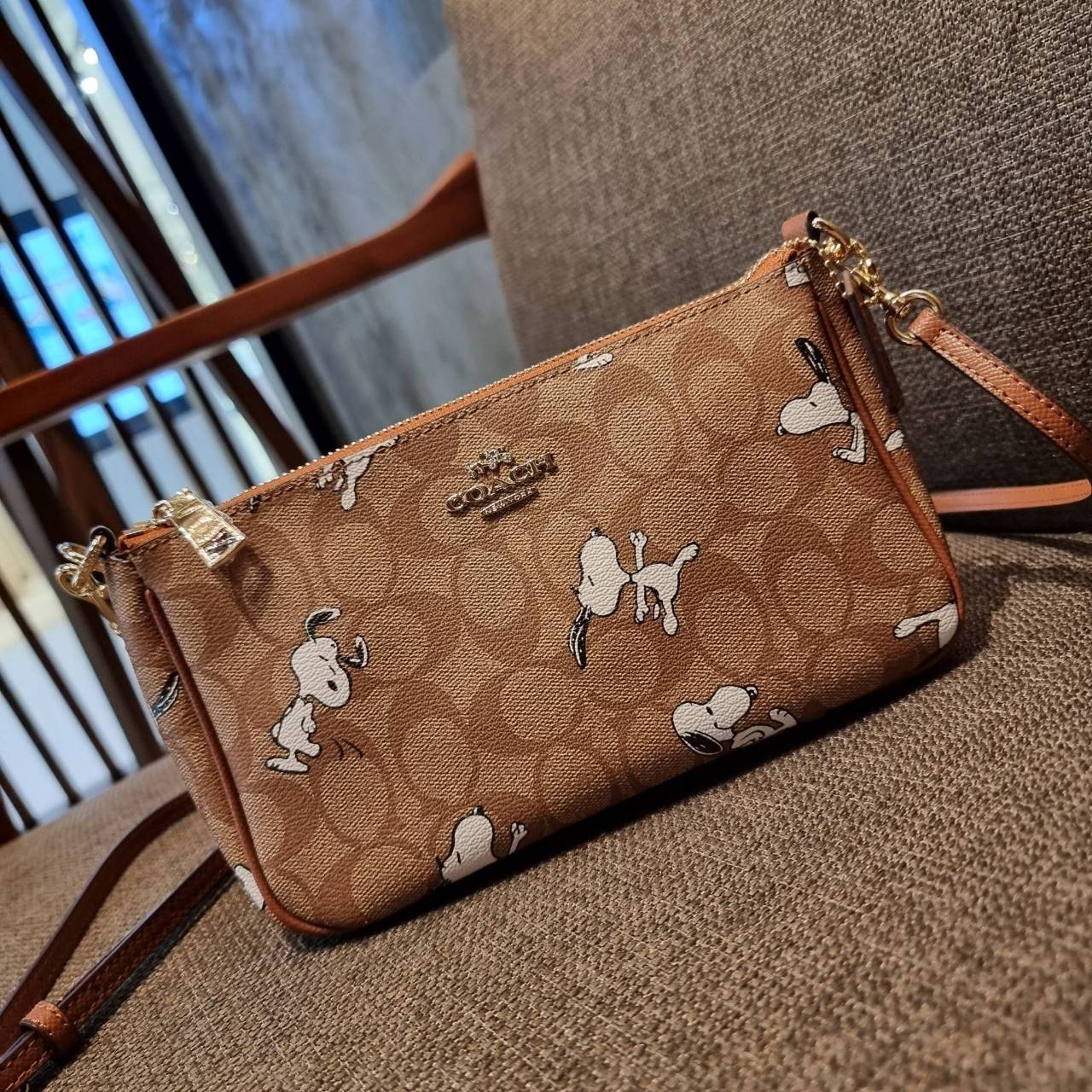 COACH F36674 TOP HANDLE POUCH IN SIGNATURE WITH SNOOPY PRINT คอลเลคชั่นใหม่ ในสไตล์พอช มาให้ช้อปก่อนใครในไทยจ้า น่ารักน่าใช้ไปอีกกับกระเป๋าสะพายทรงฮิตตลอดกาล ด้วยดีไซน์ที่ออกมาให้ใช้งานได้ง่าย ขนาดกำลังเหมาะ วัสดุแคนวาสทนทาน ดีไปหมดขนาดนี้!! คุณลูกค้าถึงส